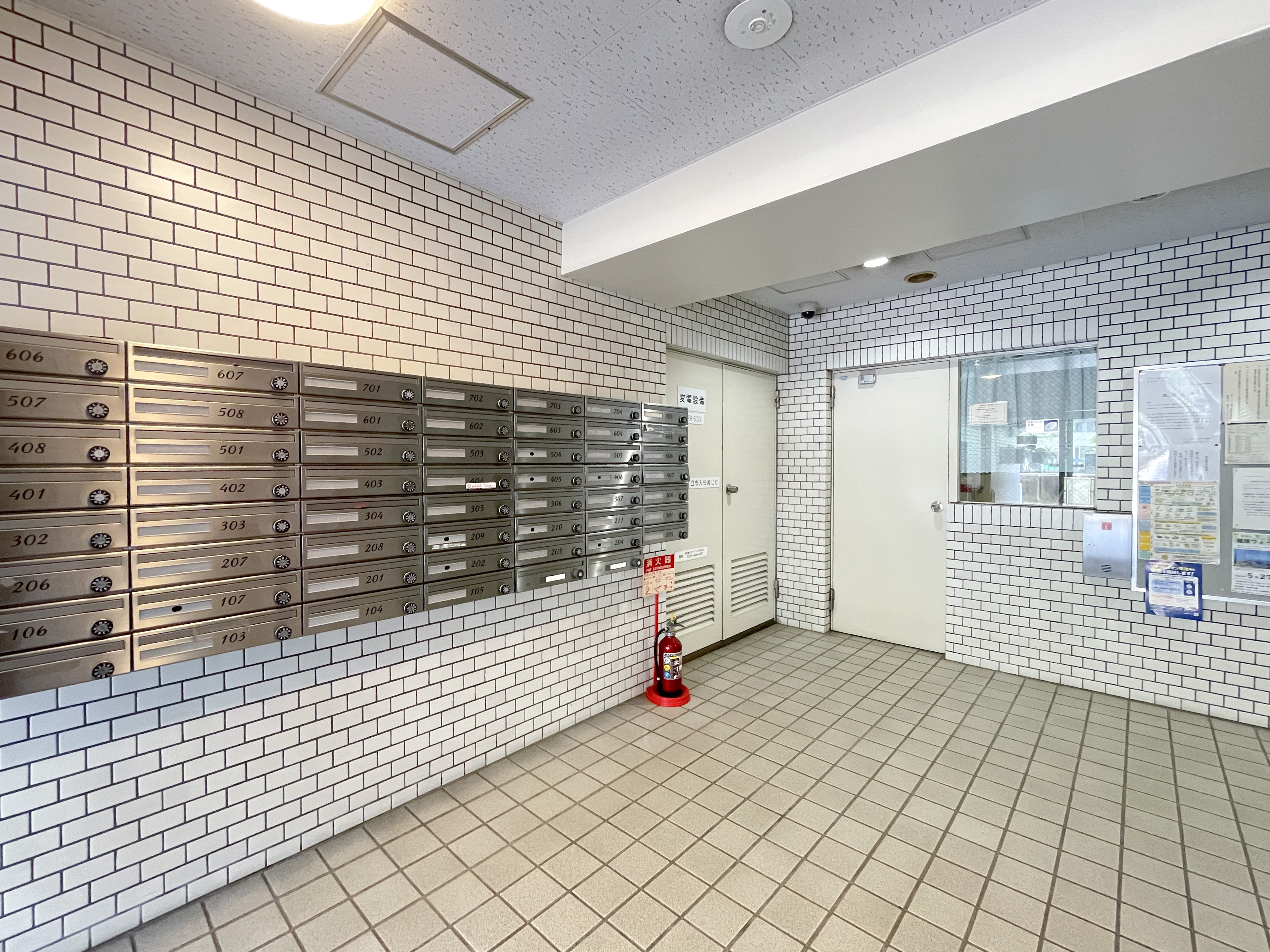 廊下や郵便受けなど共用部分を含む施設の室内写真