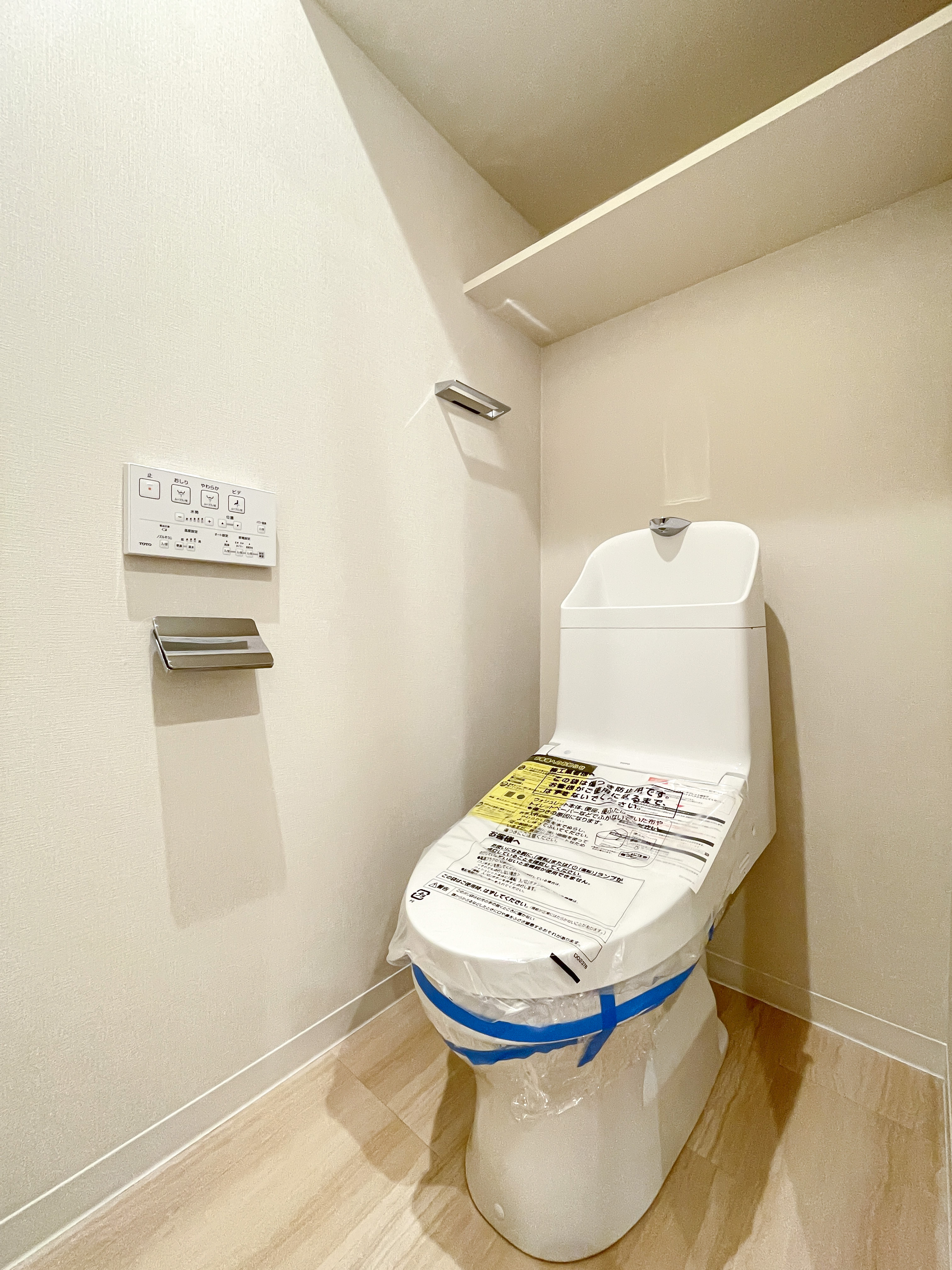 便器が主体のトイレの室内写真