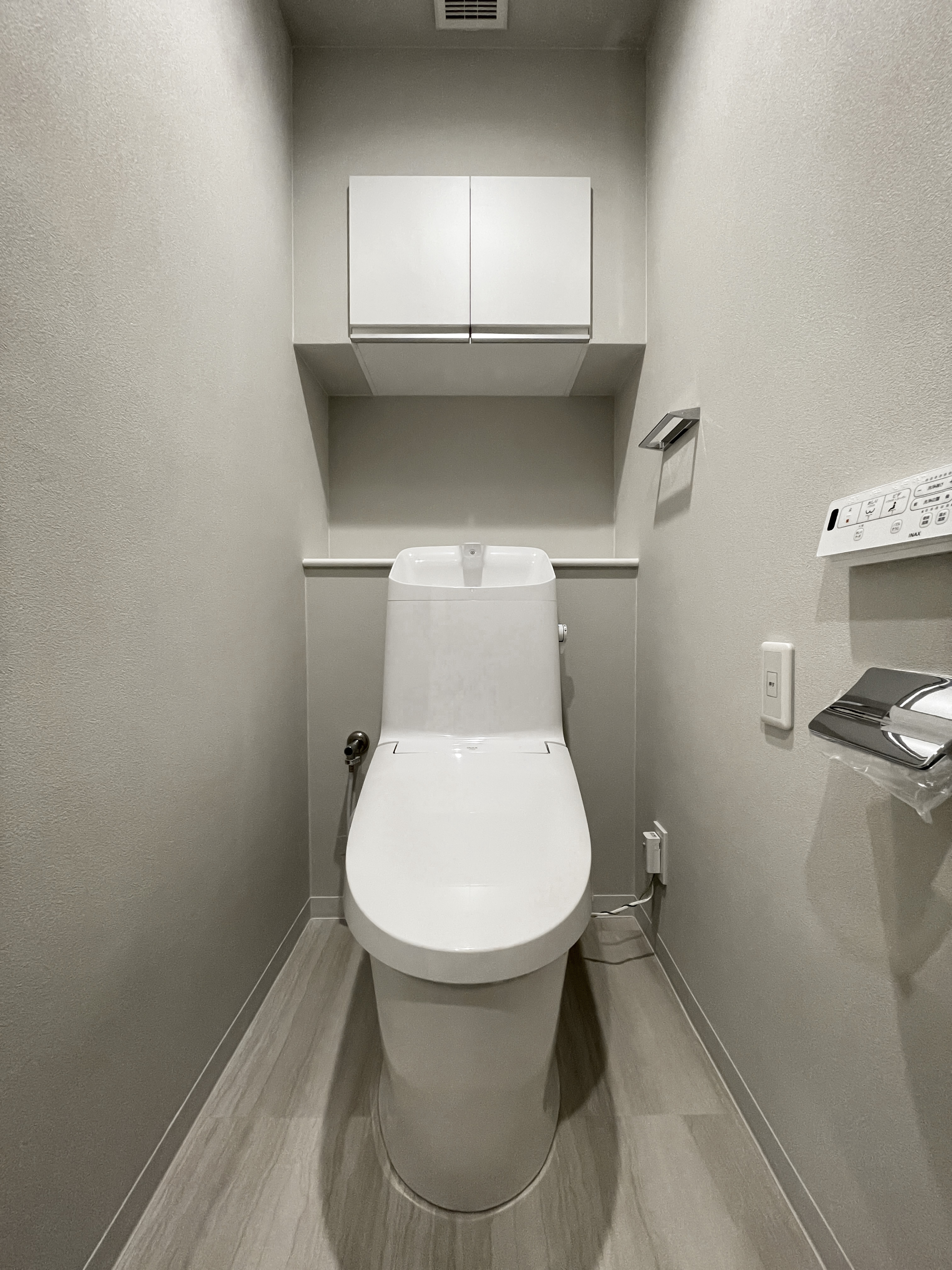 便器が主体のトイレの室内写真