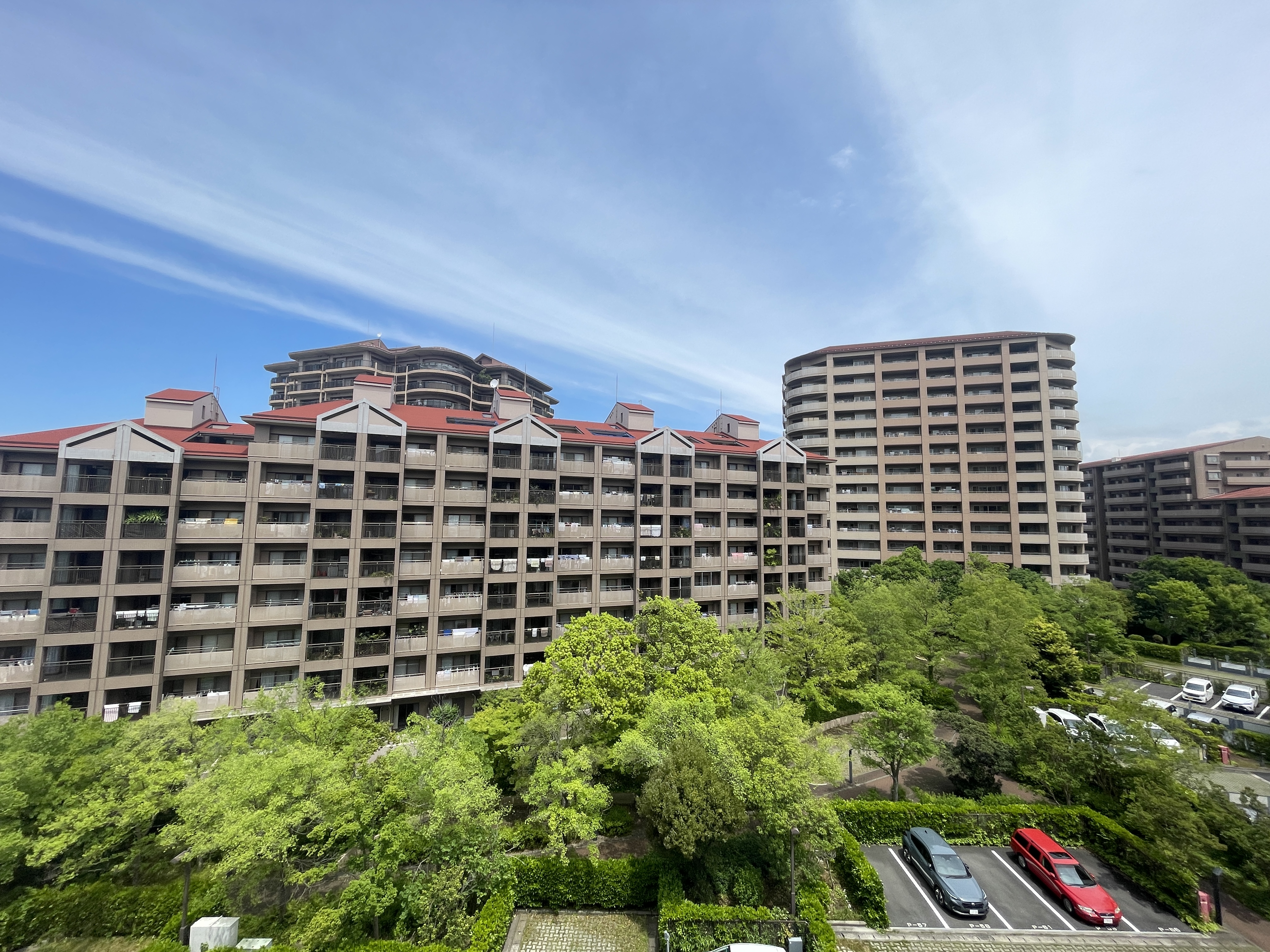 ガーデンプラザ新検見川4番館の外観写真:複数のアパートメントビルの外観全体を捉えた画像