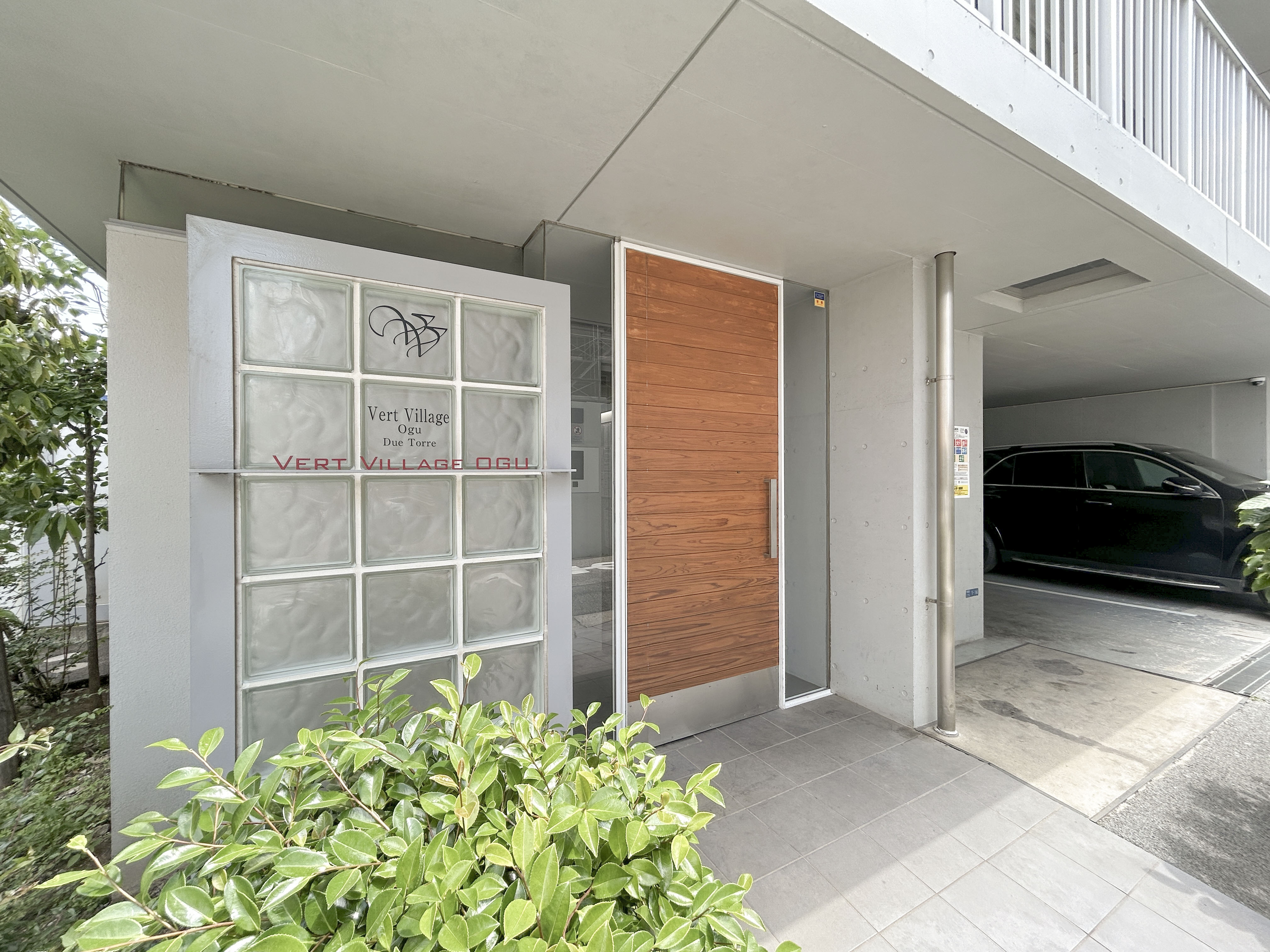 建物の玄関入口の写真