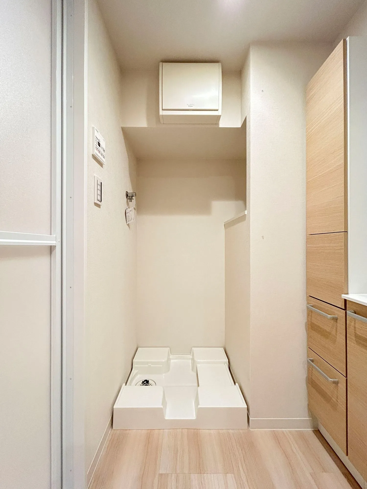 便器が主体のトイレ専用空間の写真