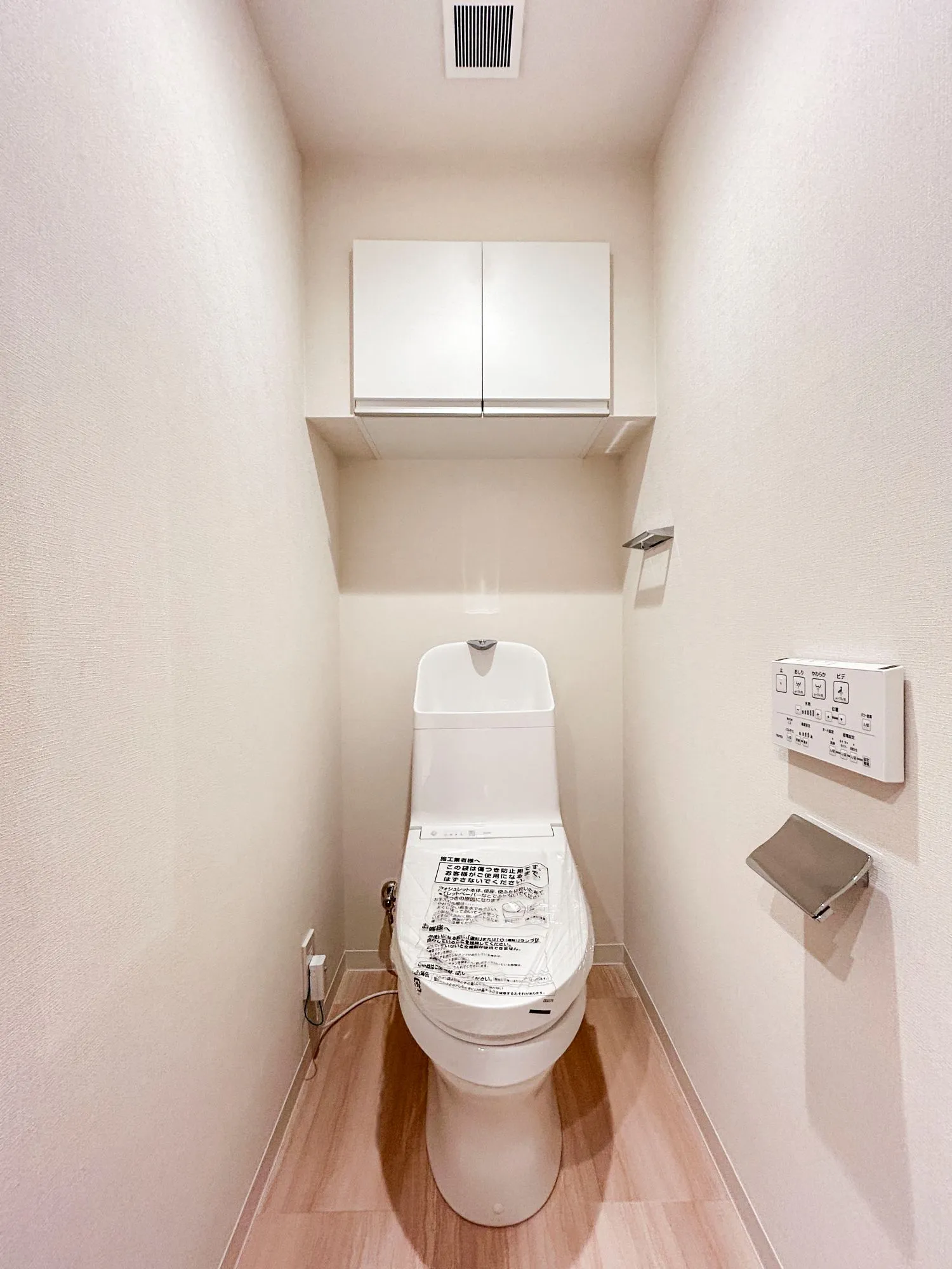 便器と付属設備が主体のトイレの室内写真