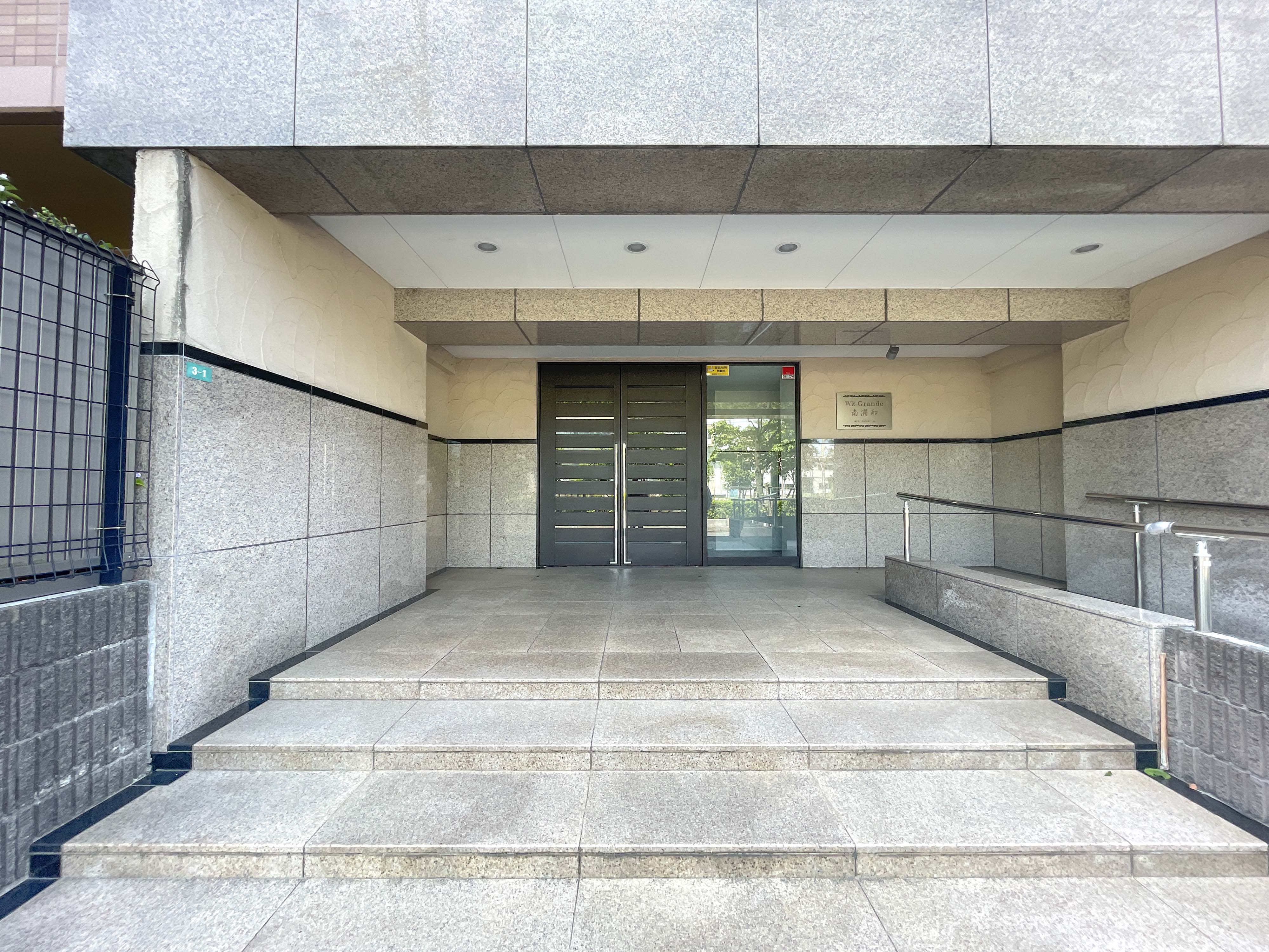 玄関ホールと階段が主体の入口写真