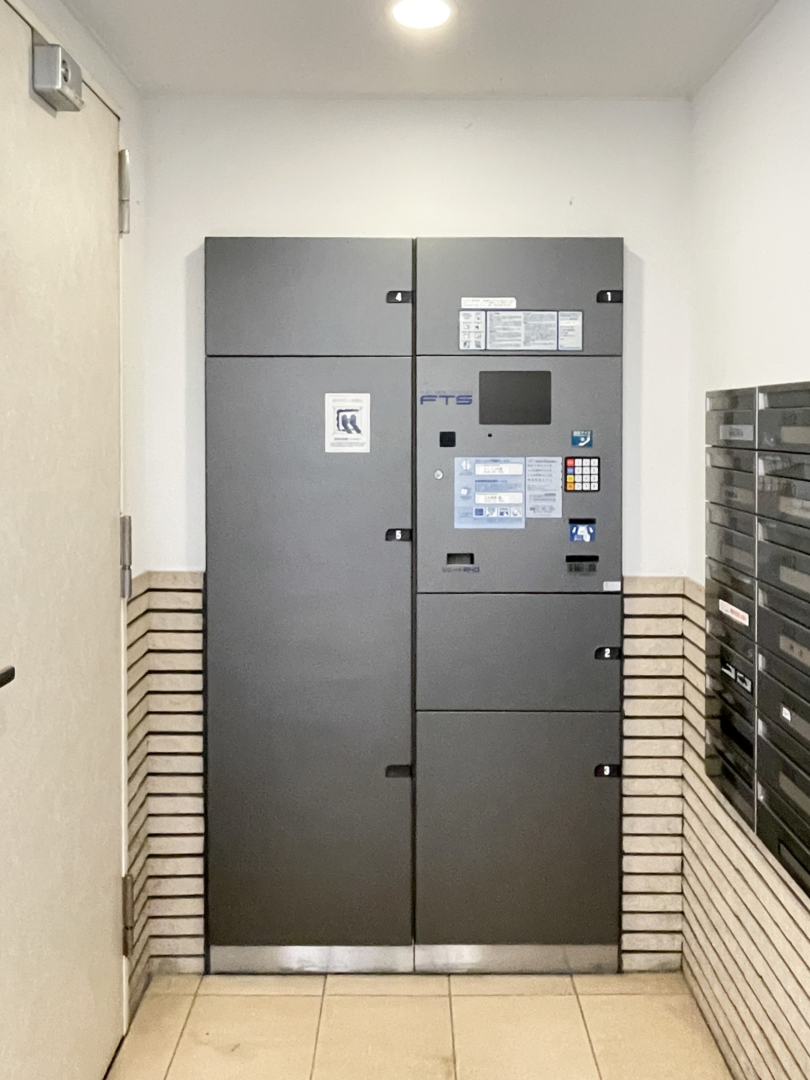 郵便物収納用のロッカーが設置された共用スペース