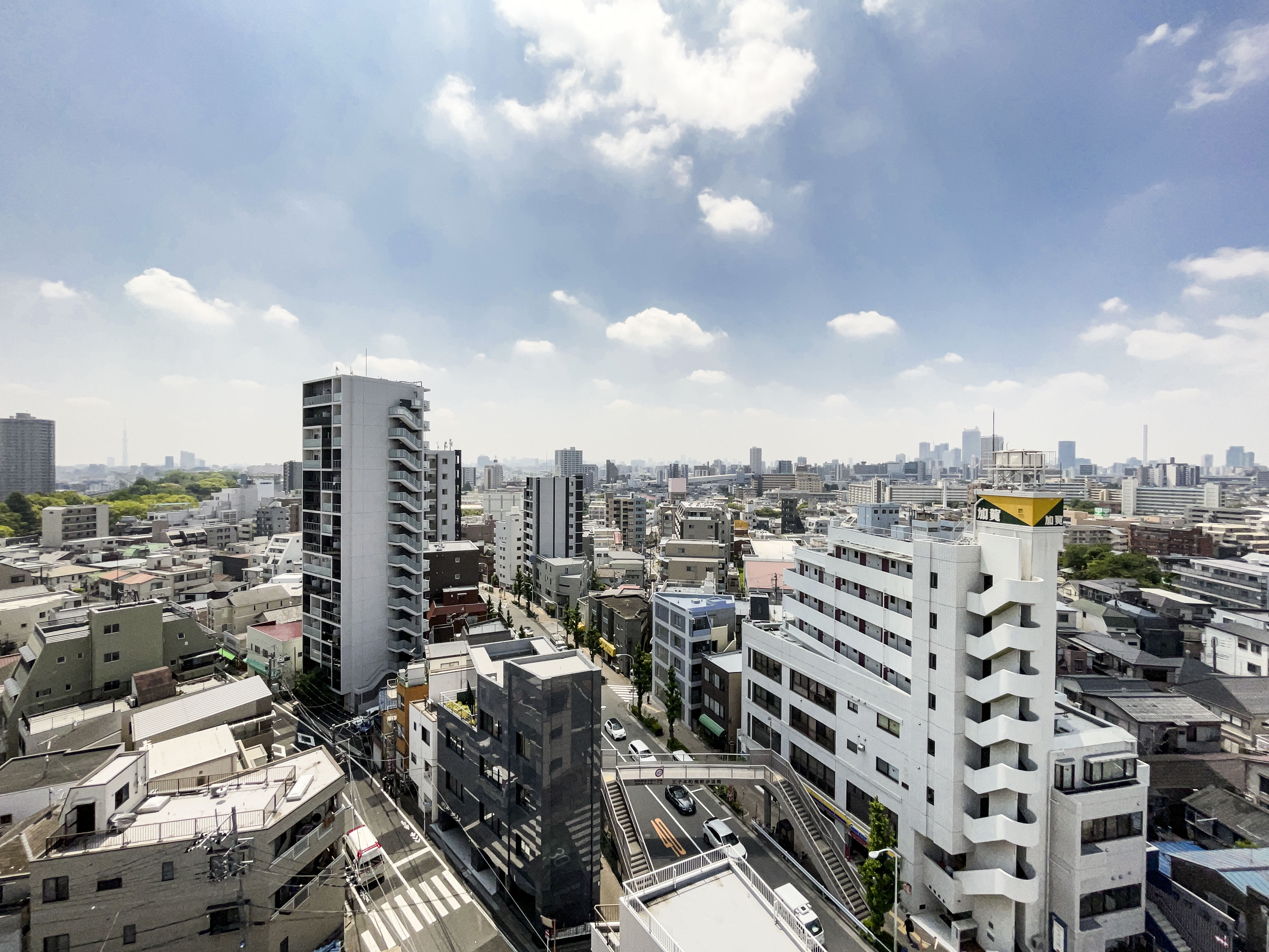 道路や周辺建物を含む街並みを捉えた外観写真