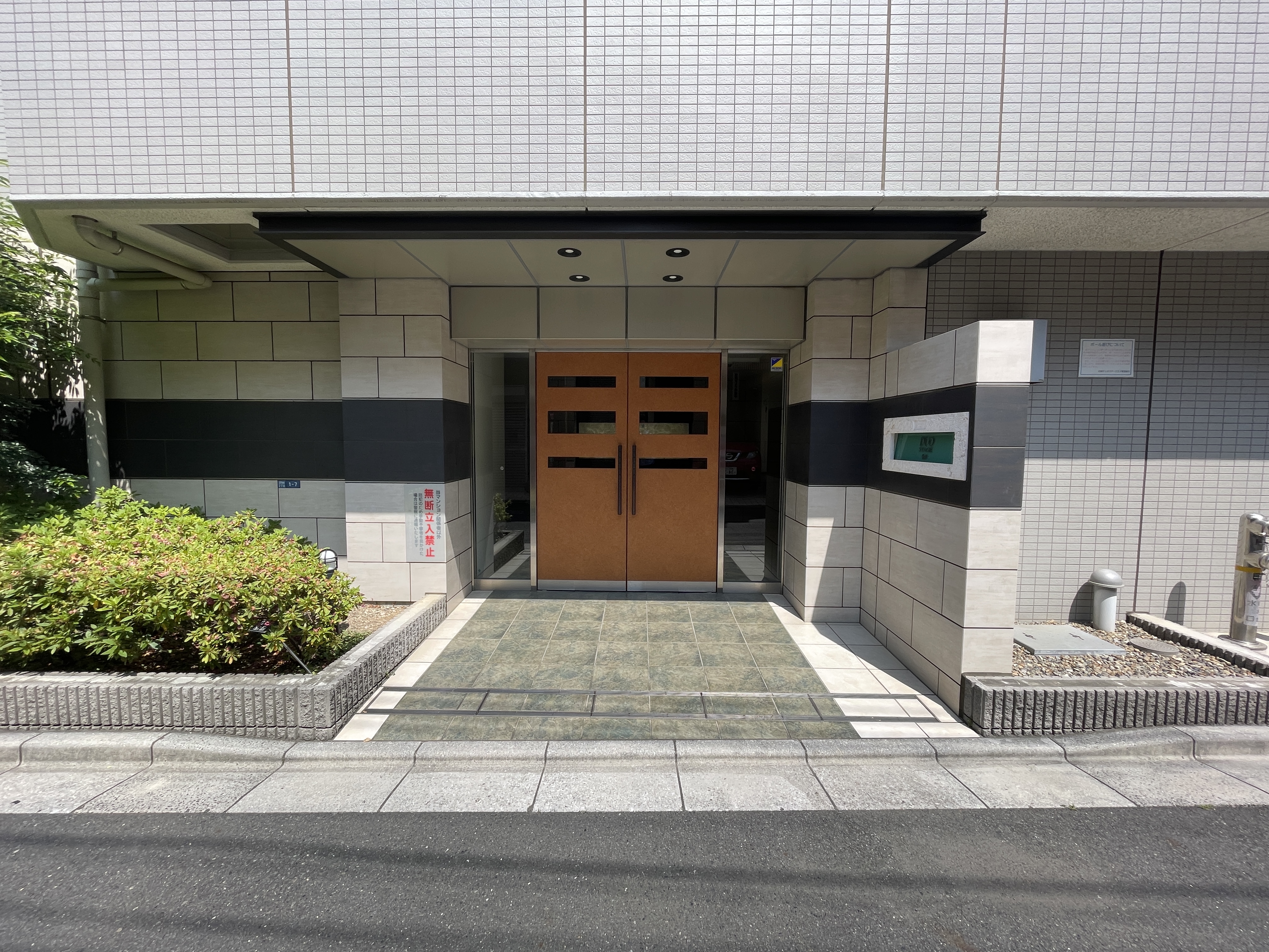 建物の正面玄関部分を中心とした外観写真