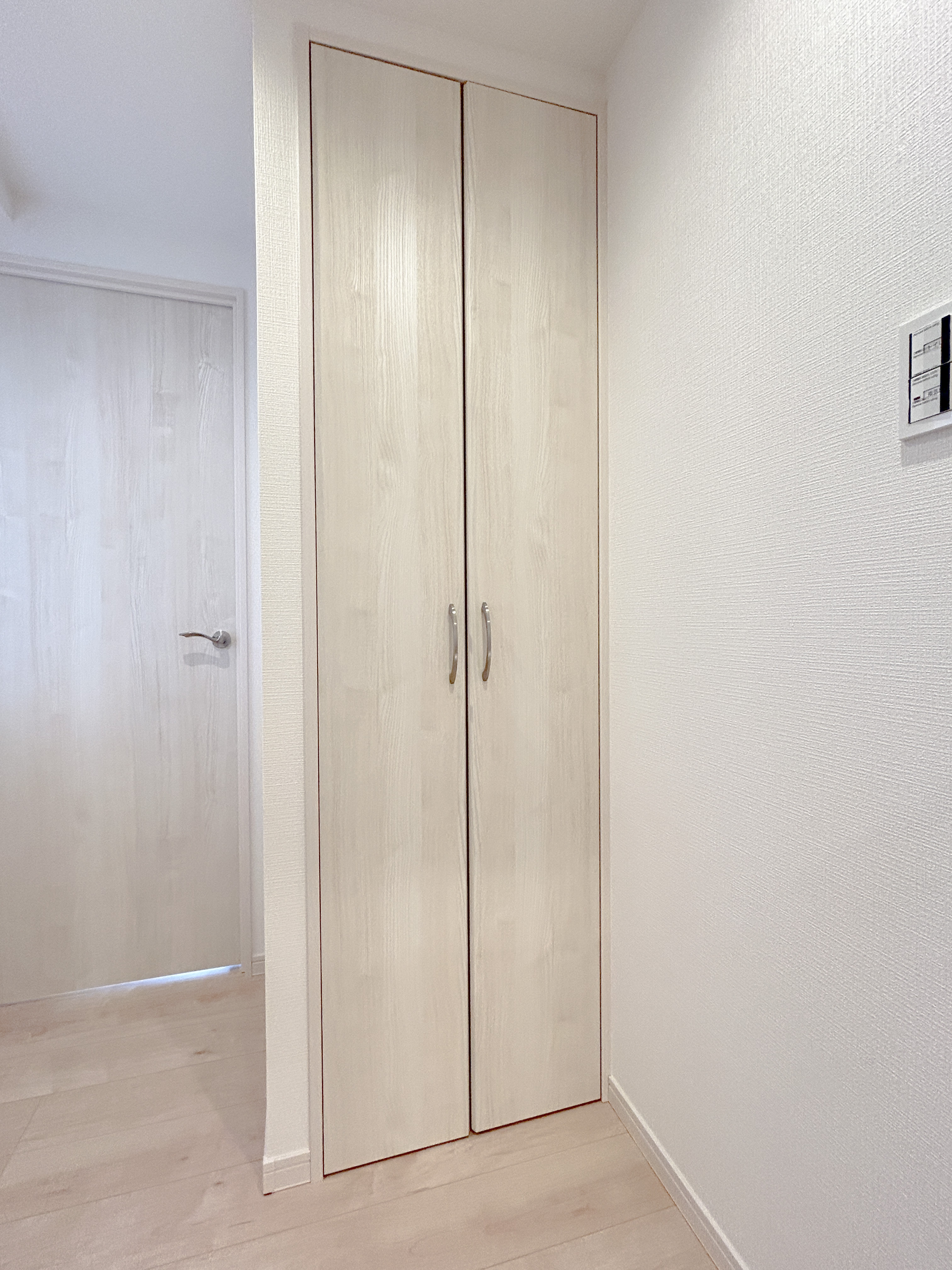 洋室に設置された大型ワードローブが主体の室内写真