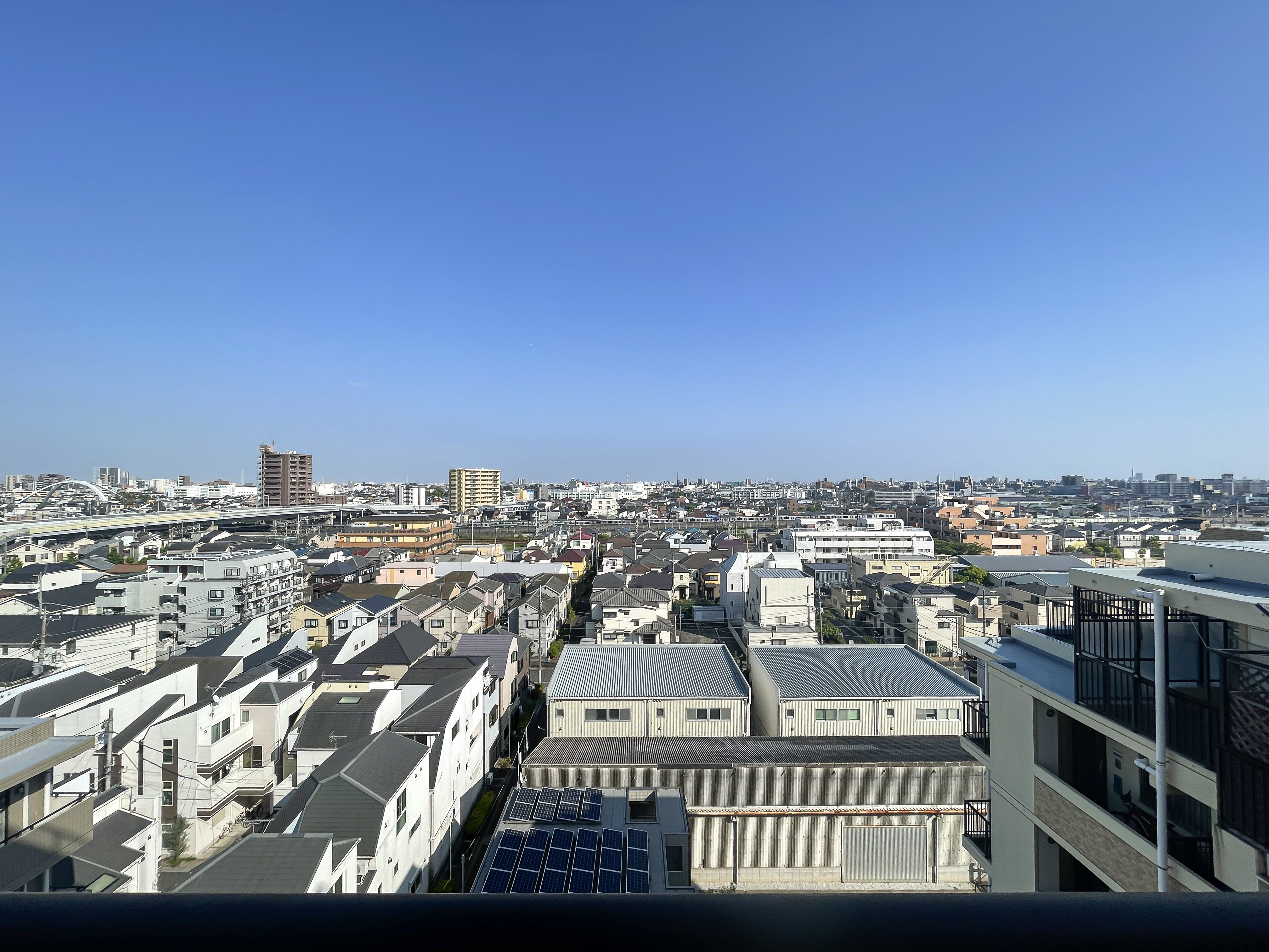 窓やバルコニーからの都市景観が主体の眺望画像