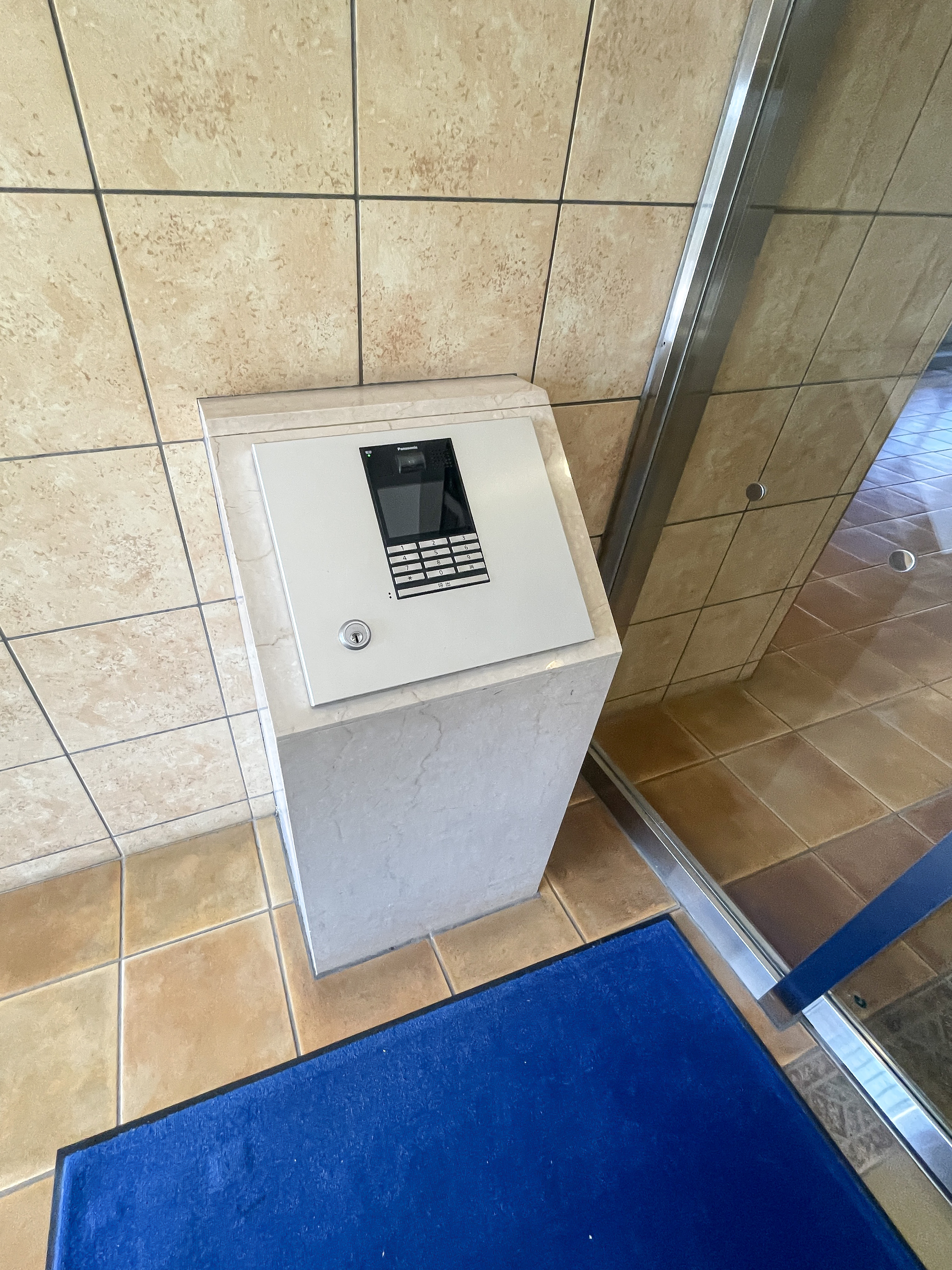 玄関のインターホンやシューズボックス周辺が主体の写真