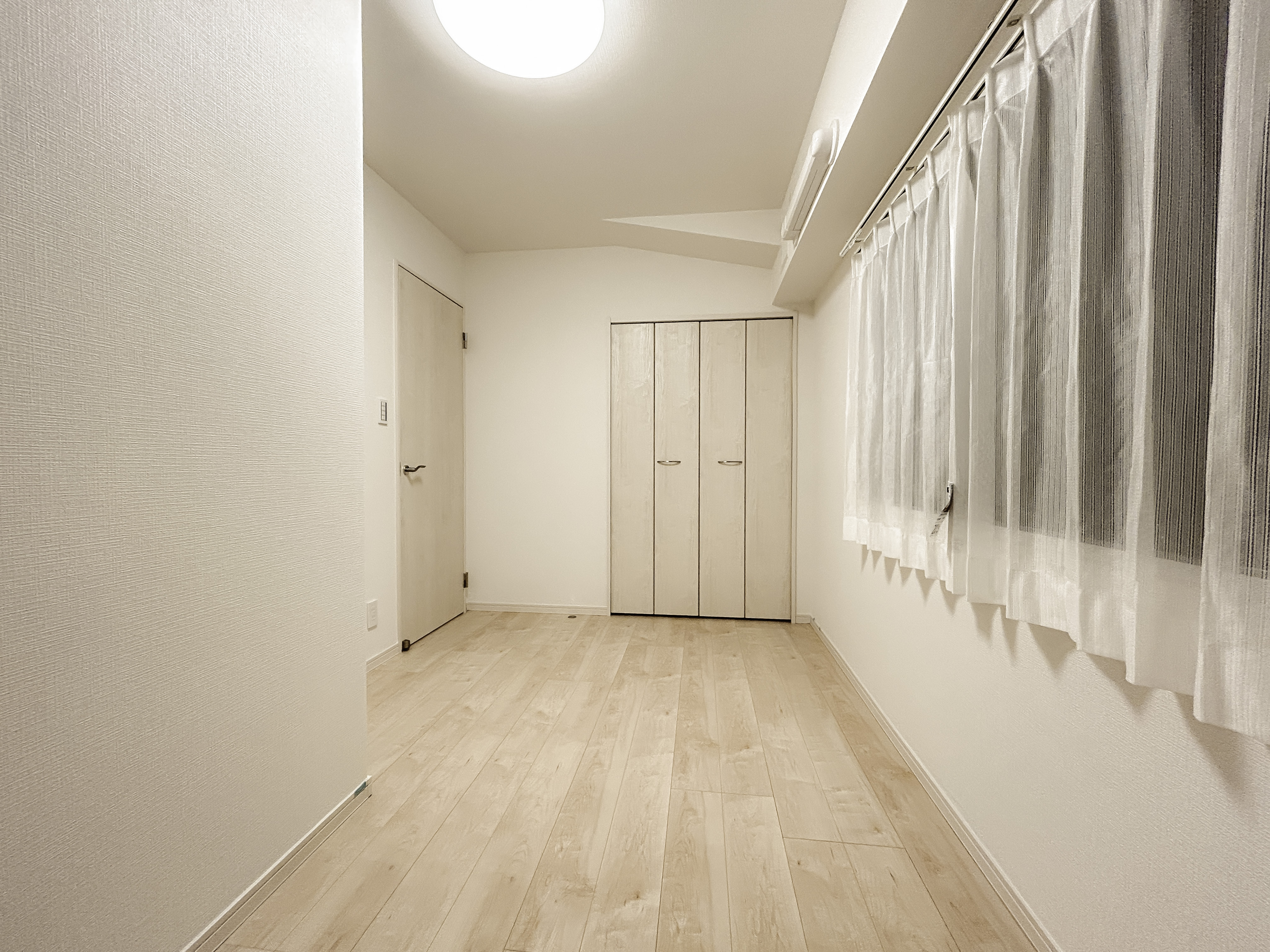 Closet（収納スペース）と窓が特徴的な個室（洋室）
