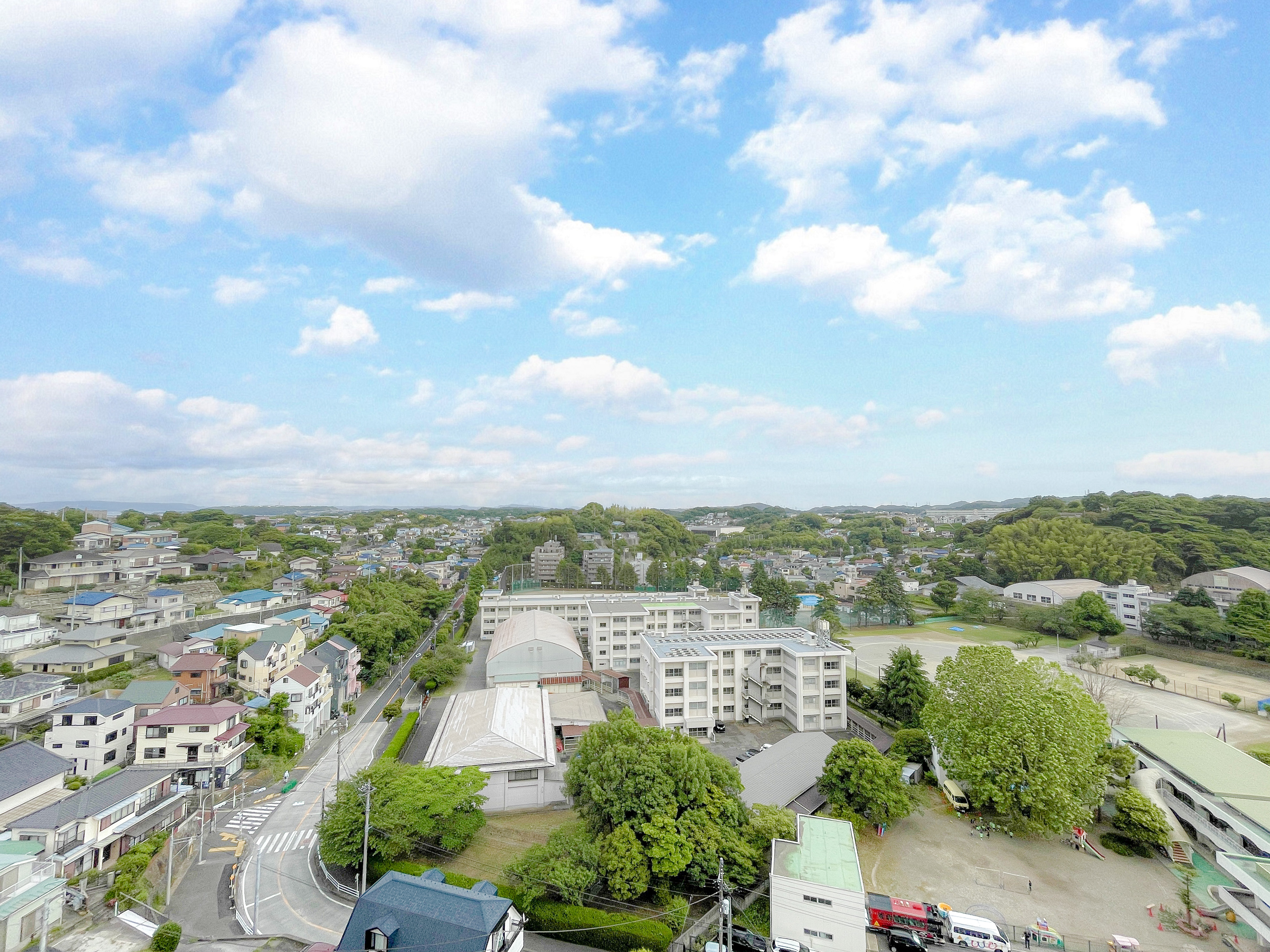横須賀市坂本町の住宅街と周辺環境の風景