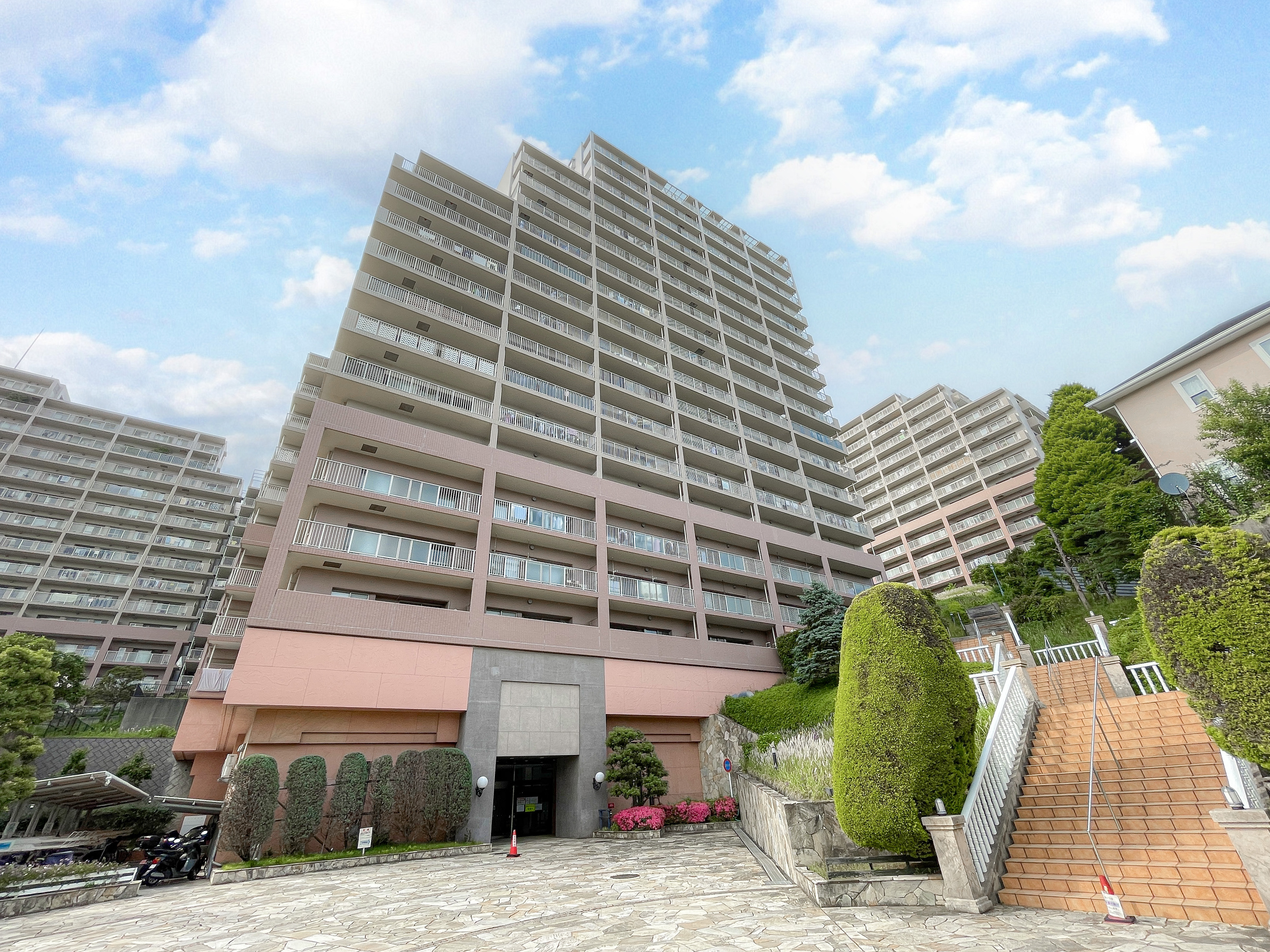 プランヴェール横須賀汐入の高層マンション外観と緑化施設
