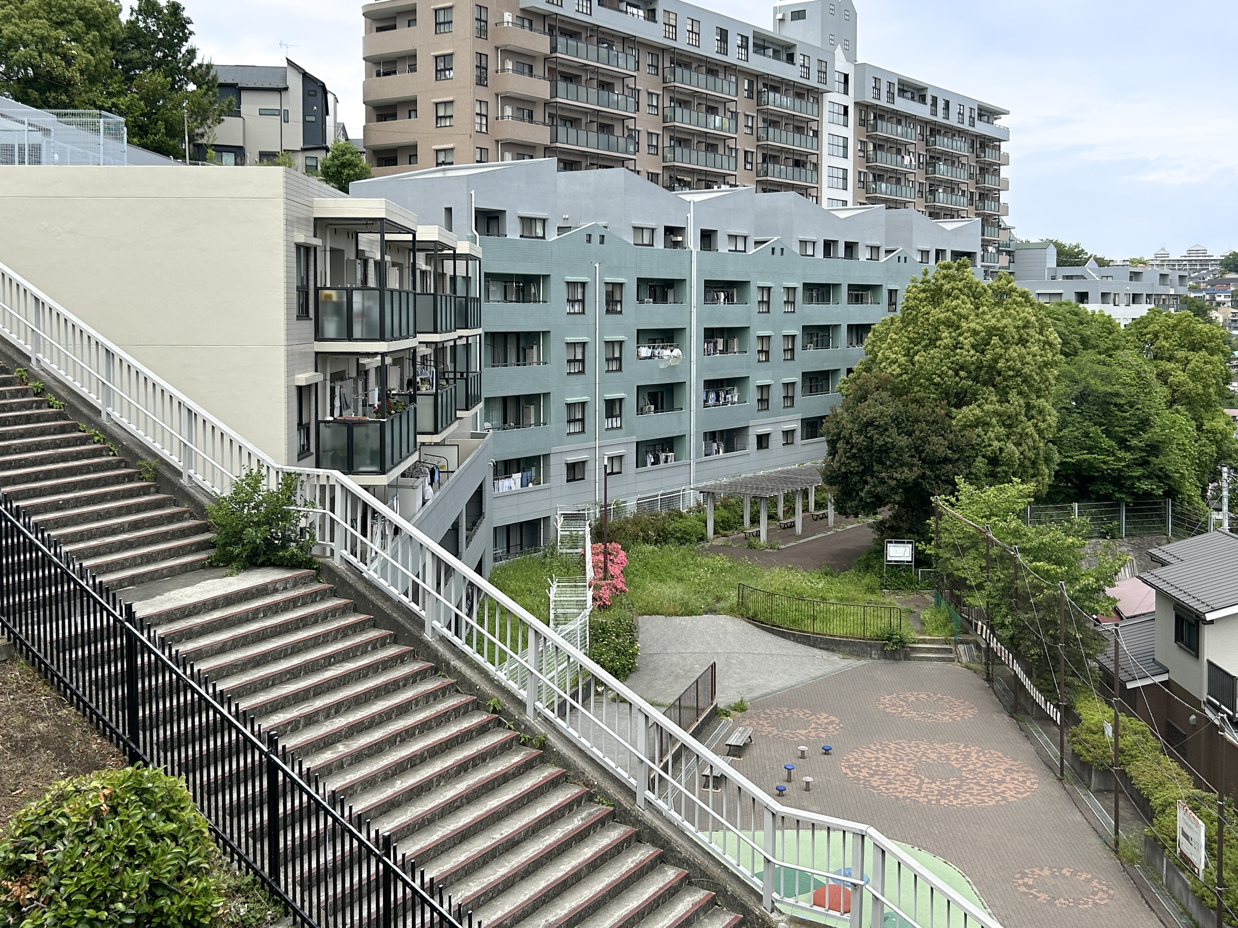 グランドメゾン保土ヶ谷ヒルズの外観と周辺環境を含む建物の全体像