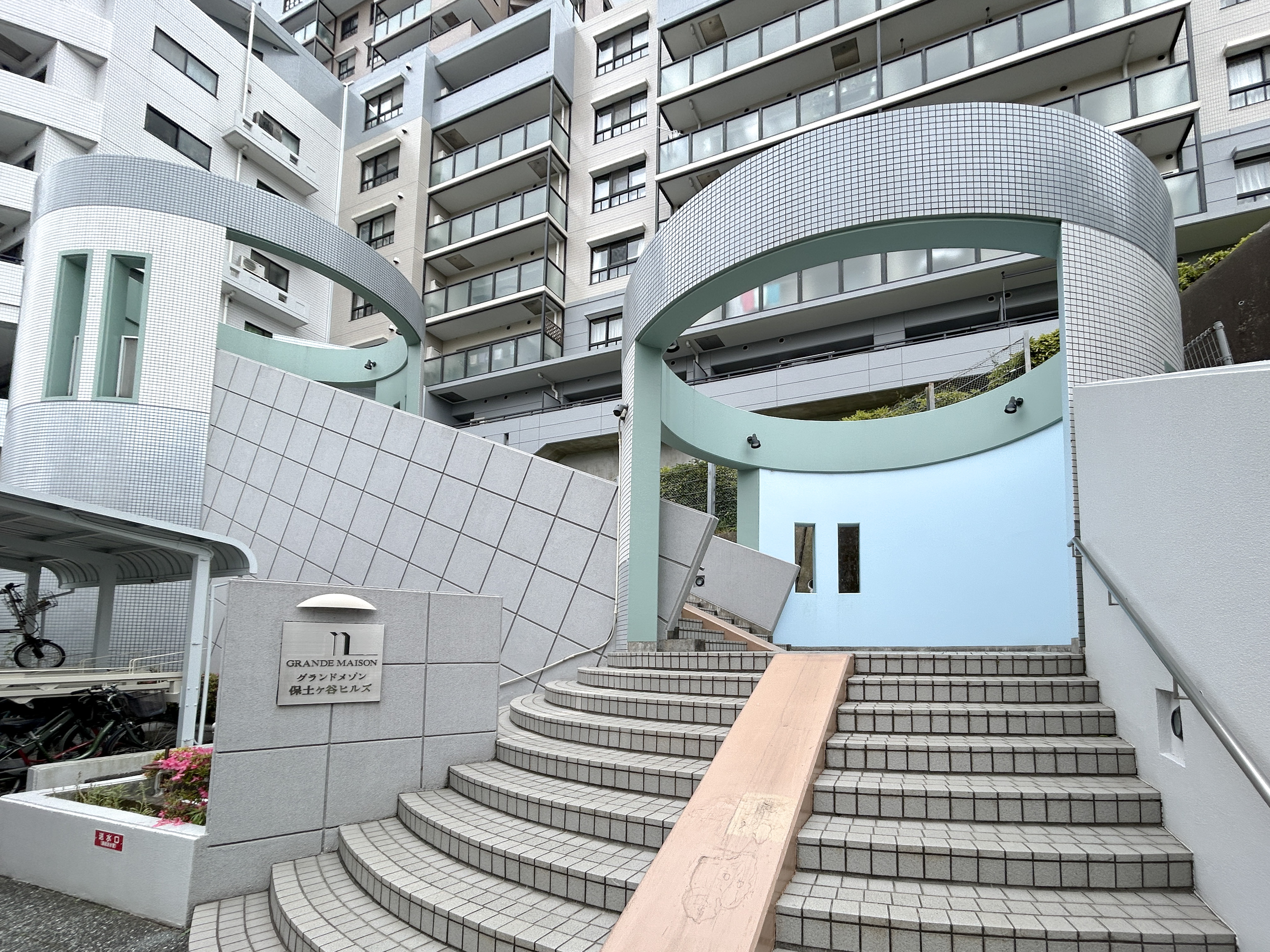 建物の外観（階段・壁面・看板など）を主体とした画像