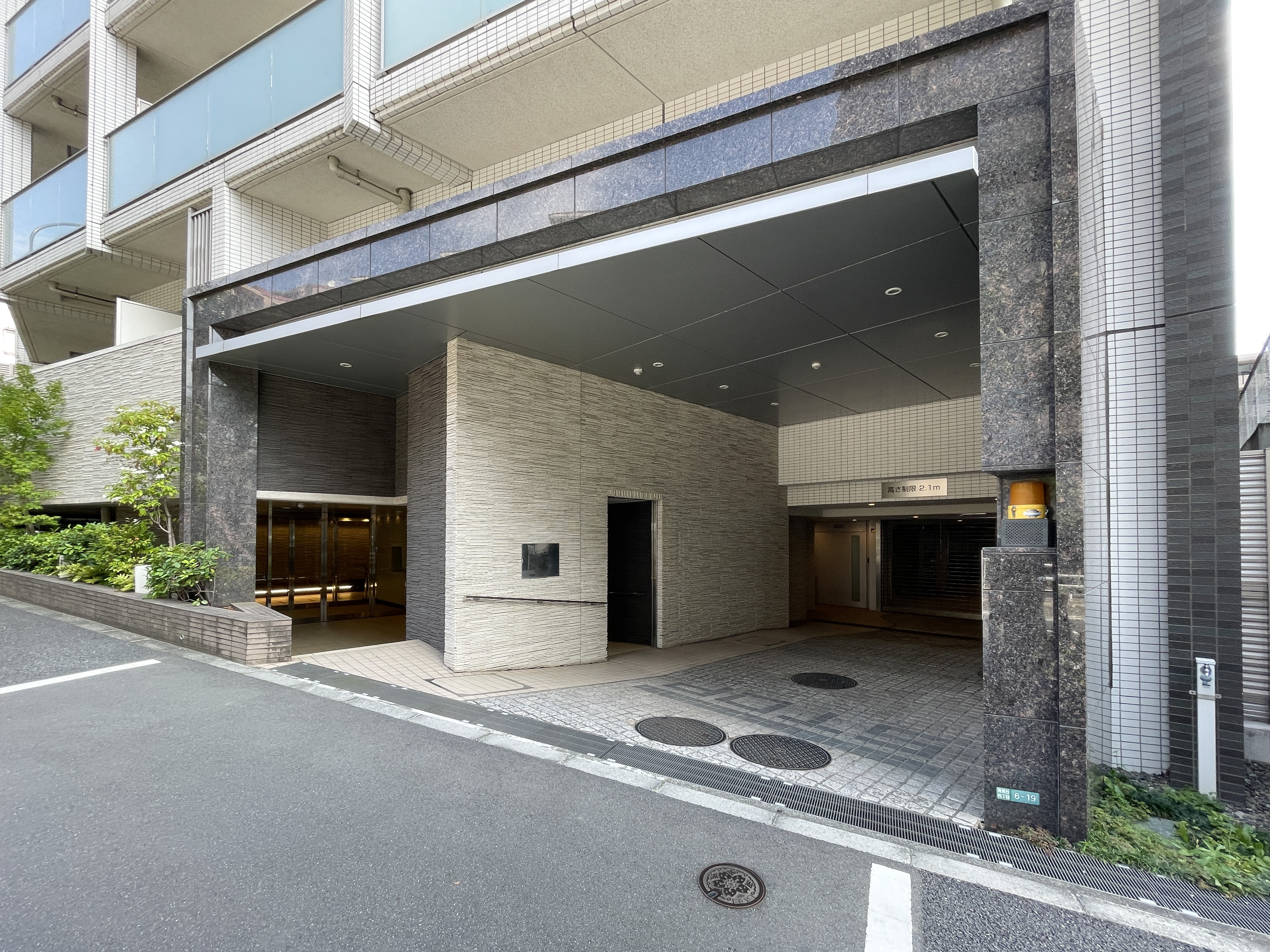 外観:建物の正面外観を捉えた画像で、エントランスと駐車場が含まれる