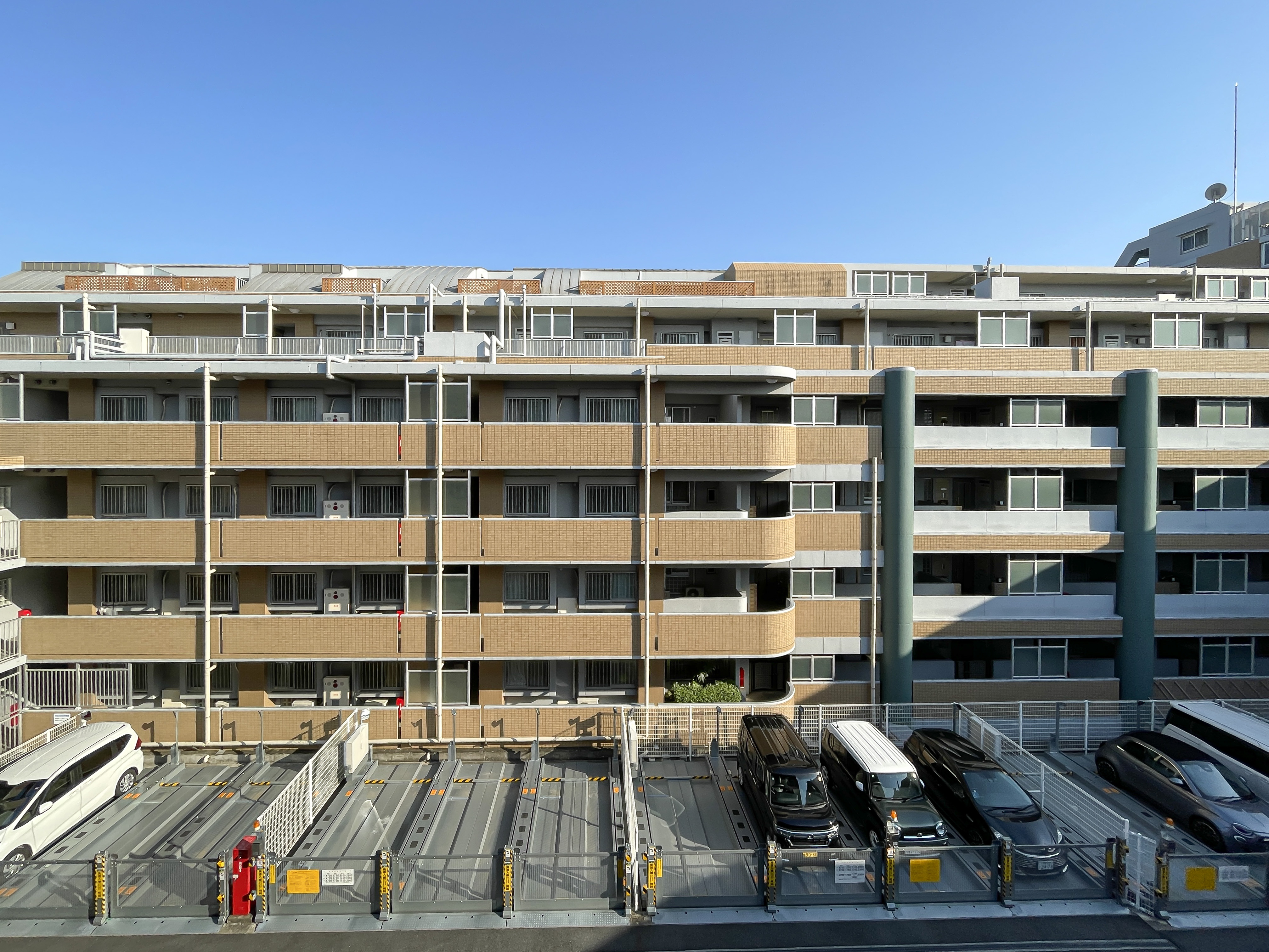 建物の外観全体を捉えた写真で、駐車場も含まれているが主体は建物の外観