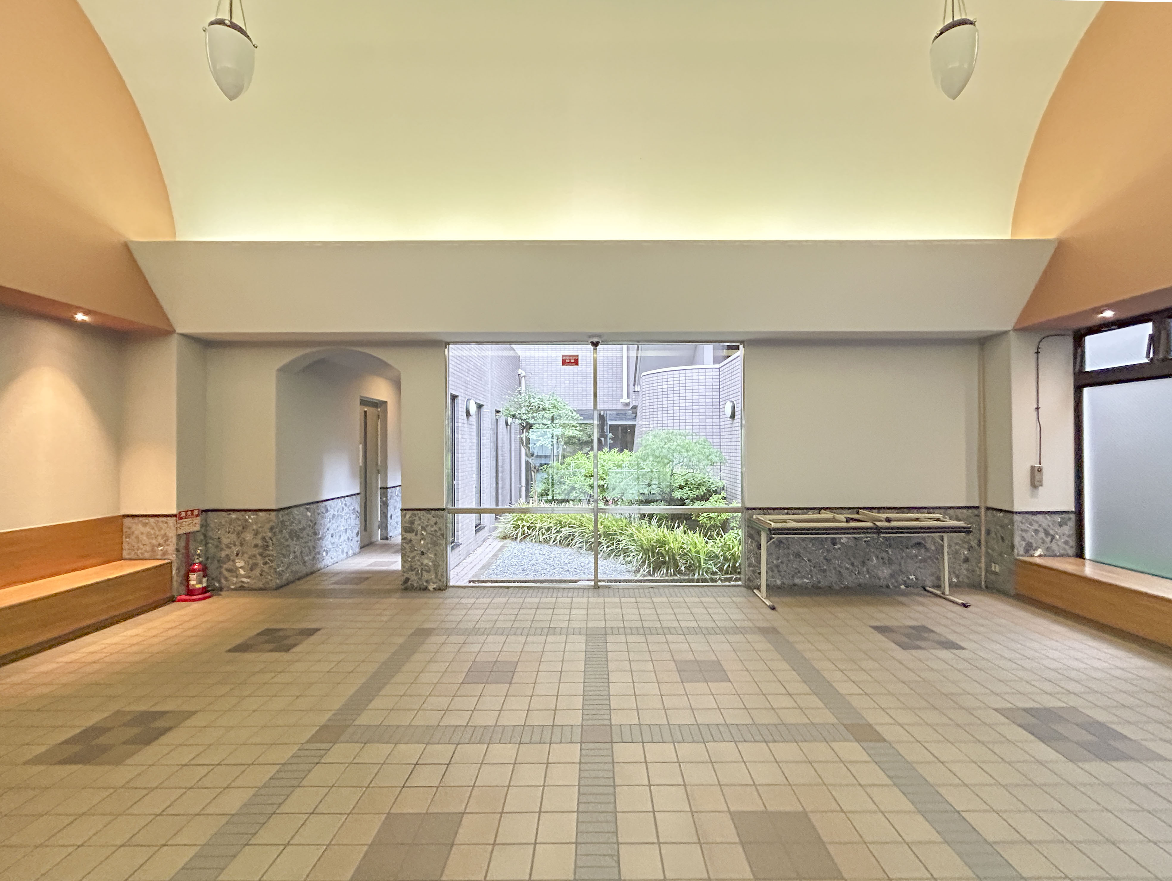 廊下やエントランスホールのような共用部分を撮影した室内写真