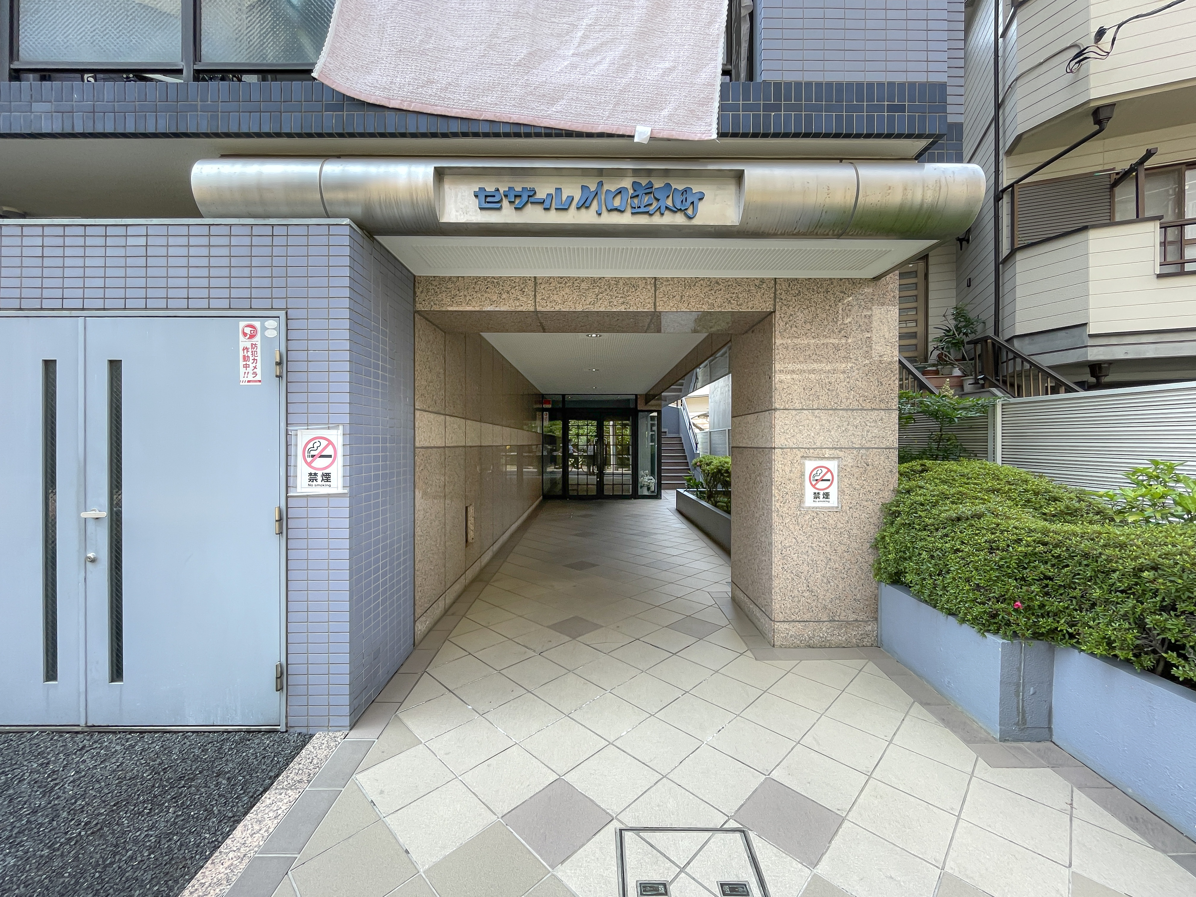 建物の外観が主体の入口付近の撮影