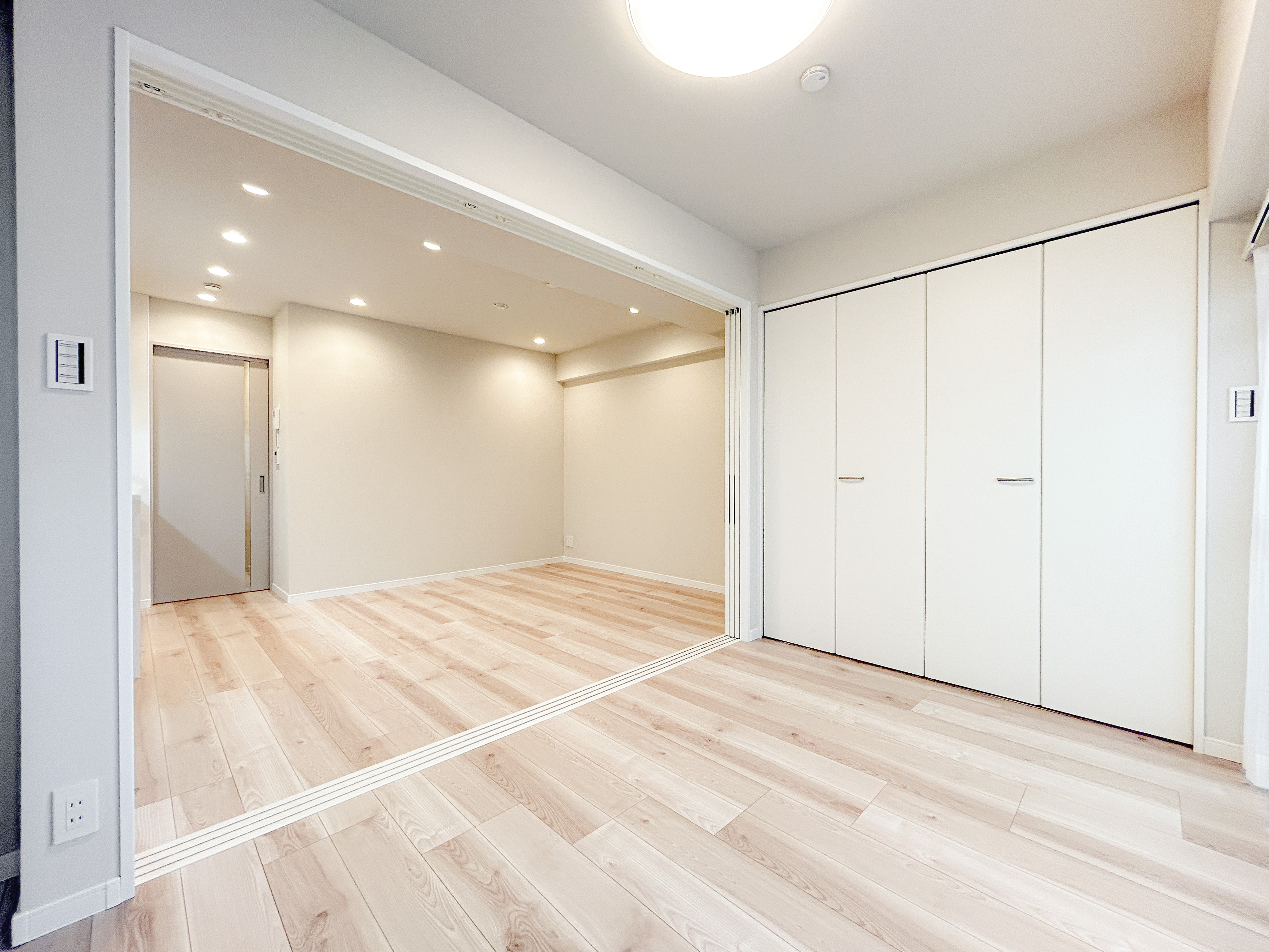 洋室にクローゼットが設置された部屋の室内写真