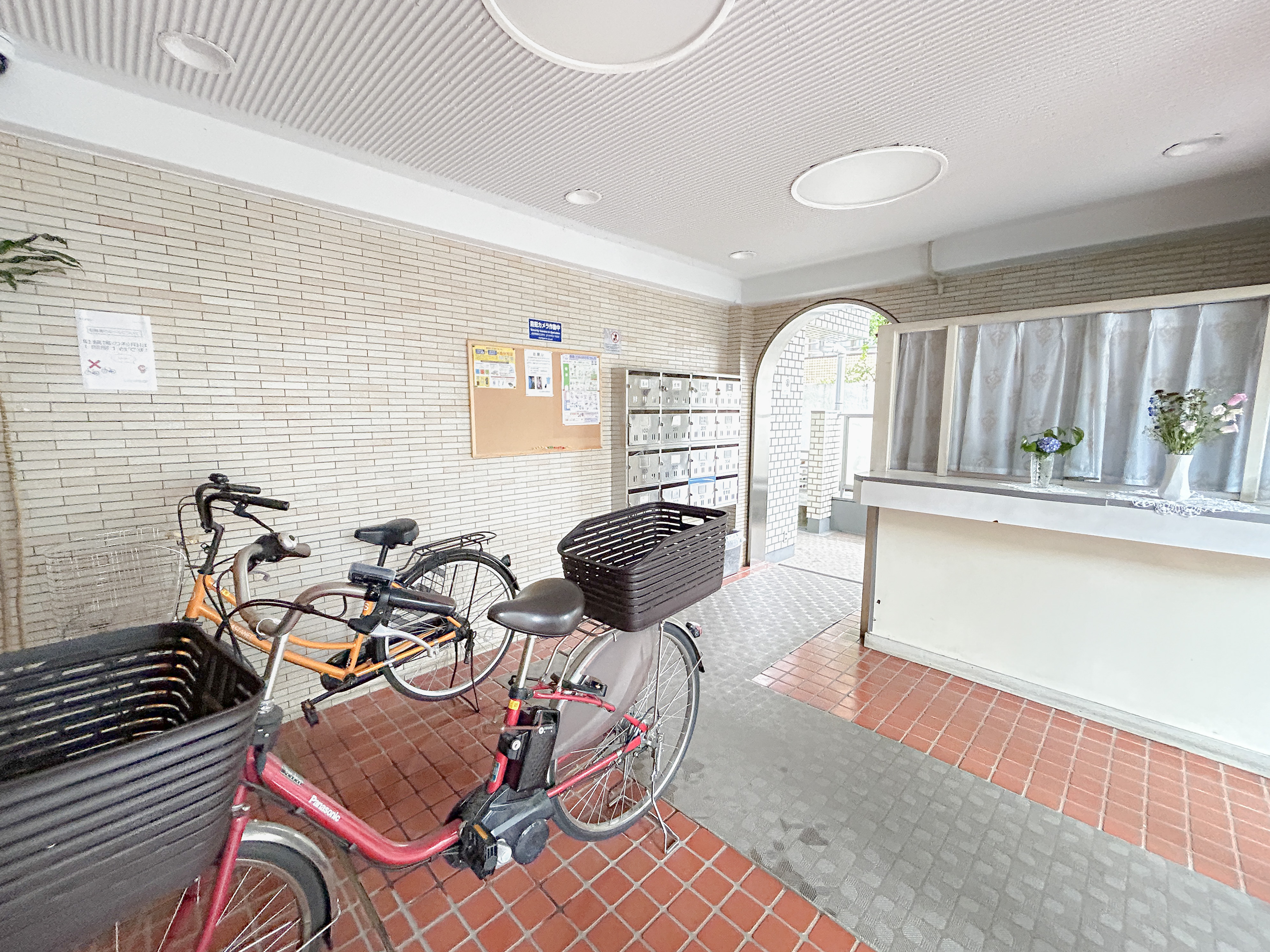 廊下や共用部分（郵便受け、自転車駐車スペース）が主体の画像