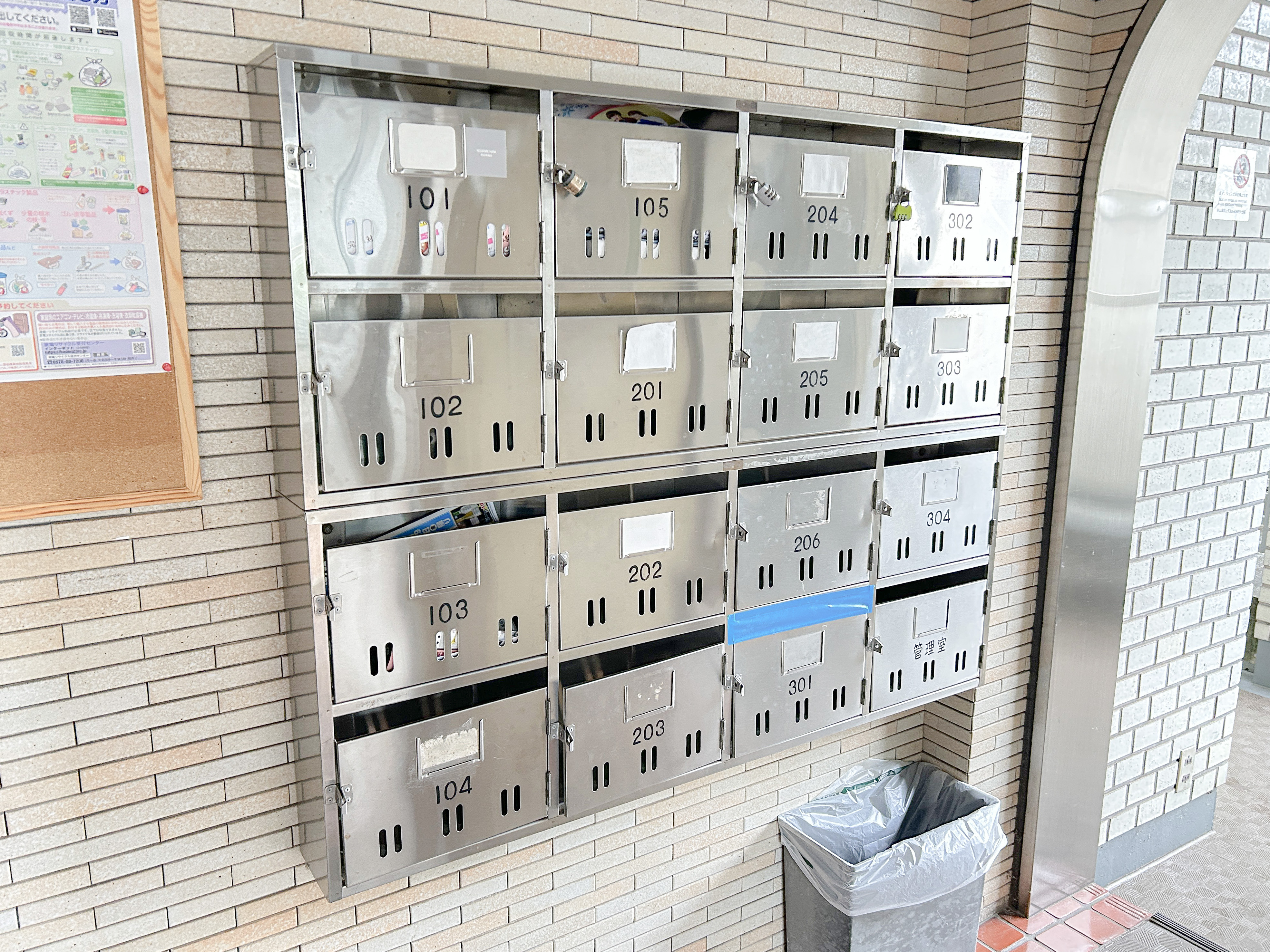 郵便受けが設置された建物の外壁を撮影した画像