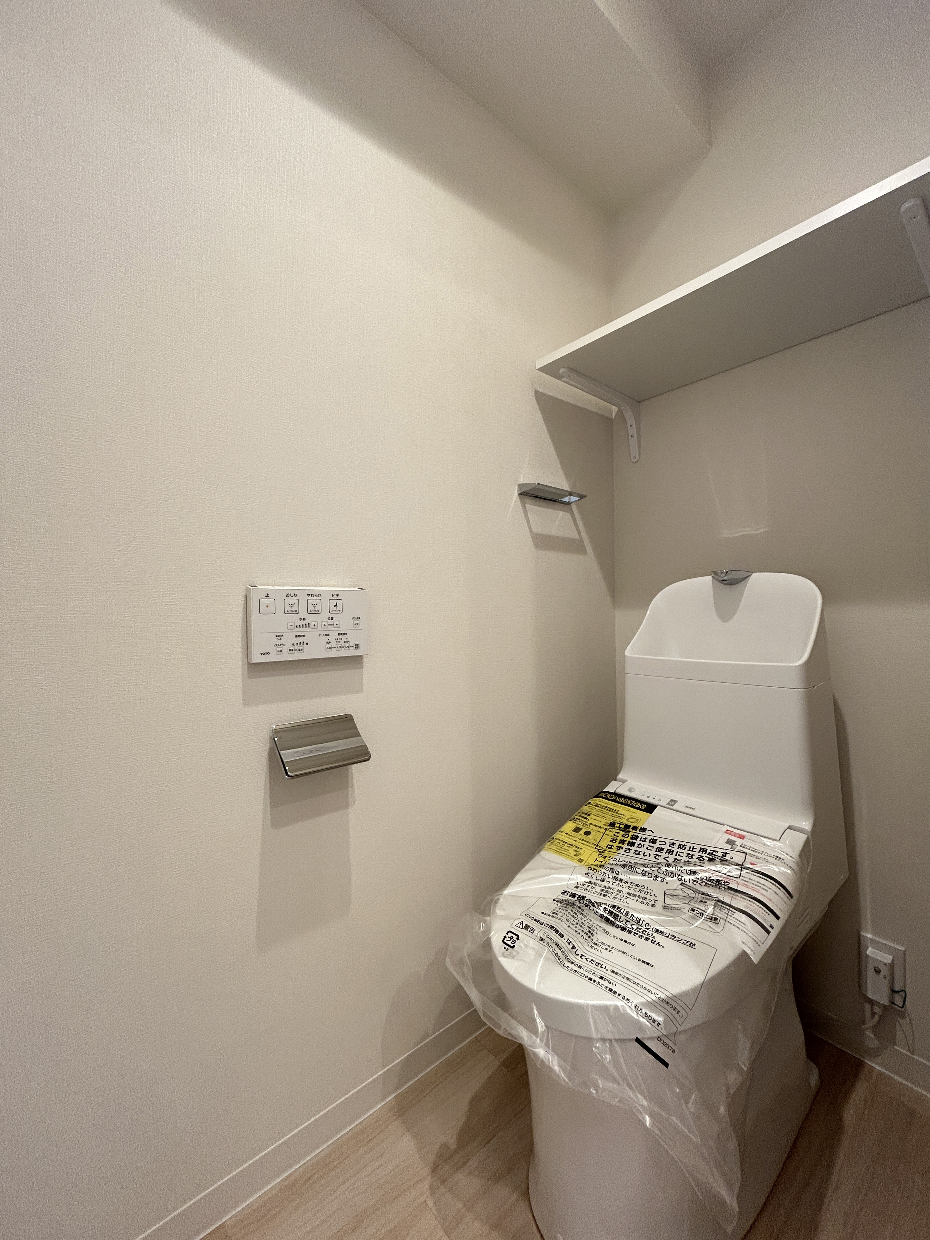 便器を中心としたトイレの室内写真
