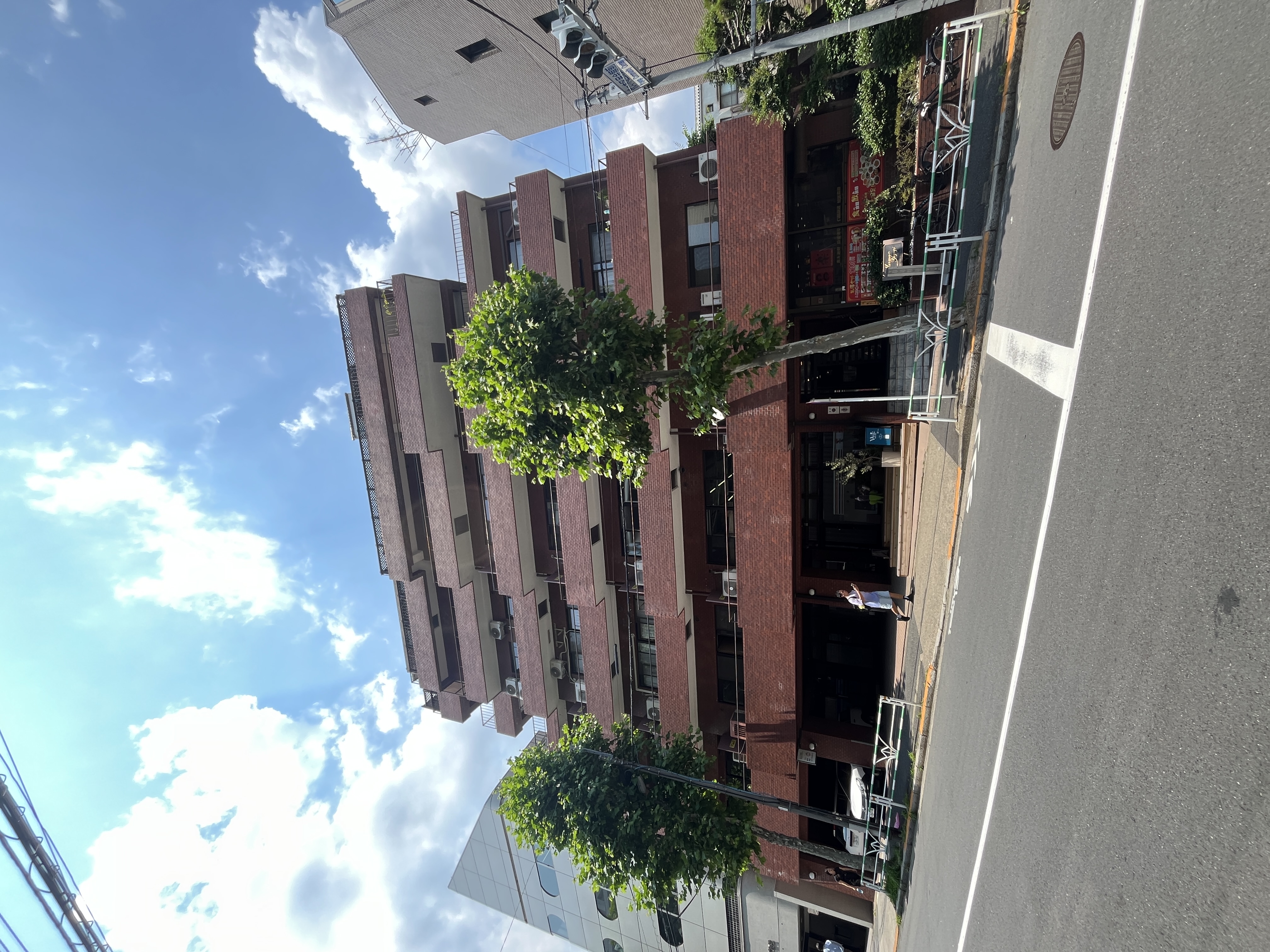 建物の外壁と周辺道路が主体の外観写真