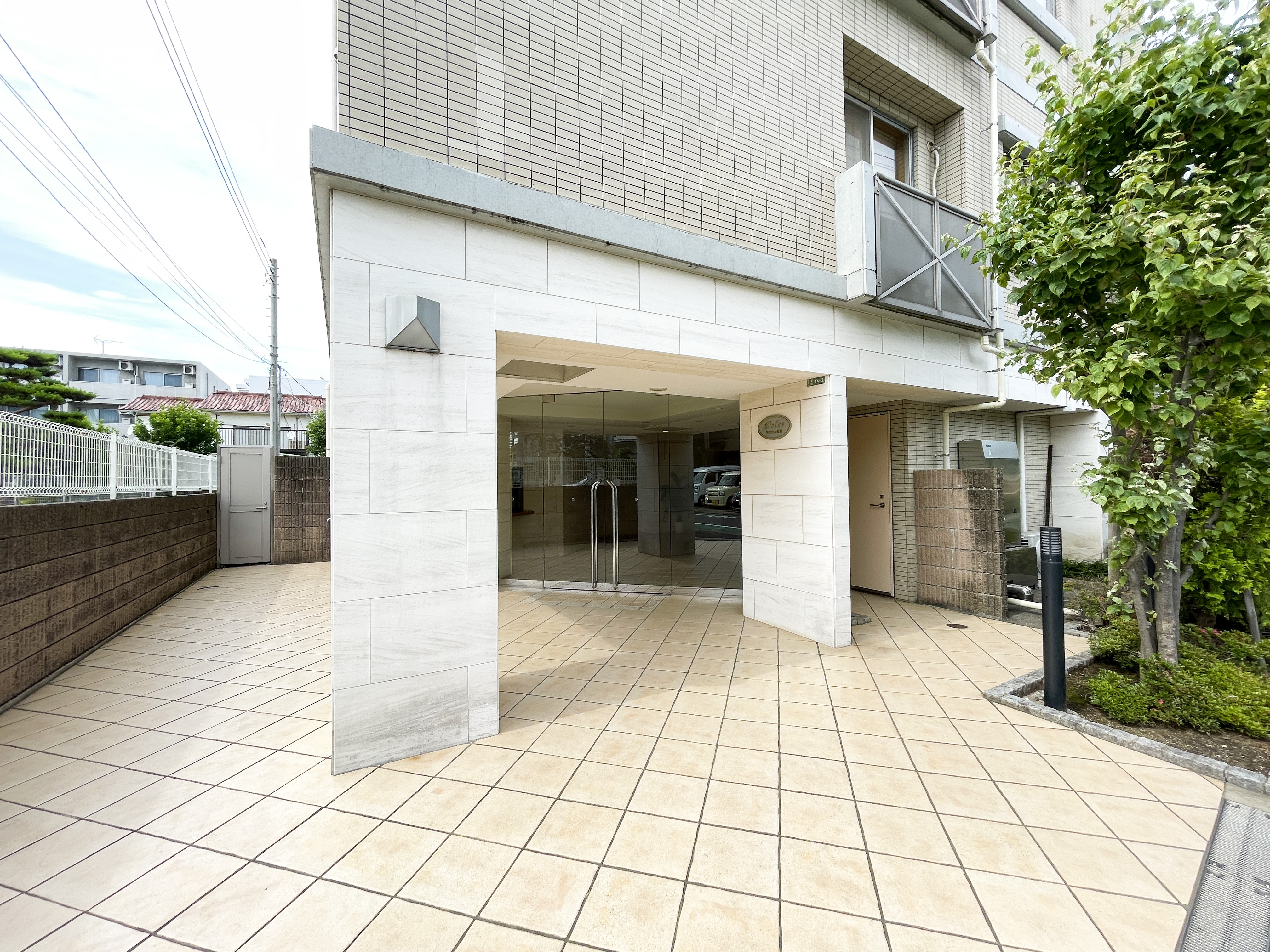 建物の外観と玄関周辺を撮影した画像