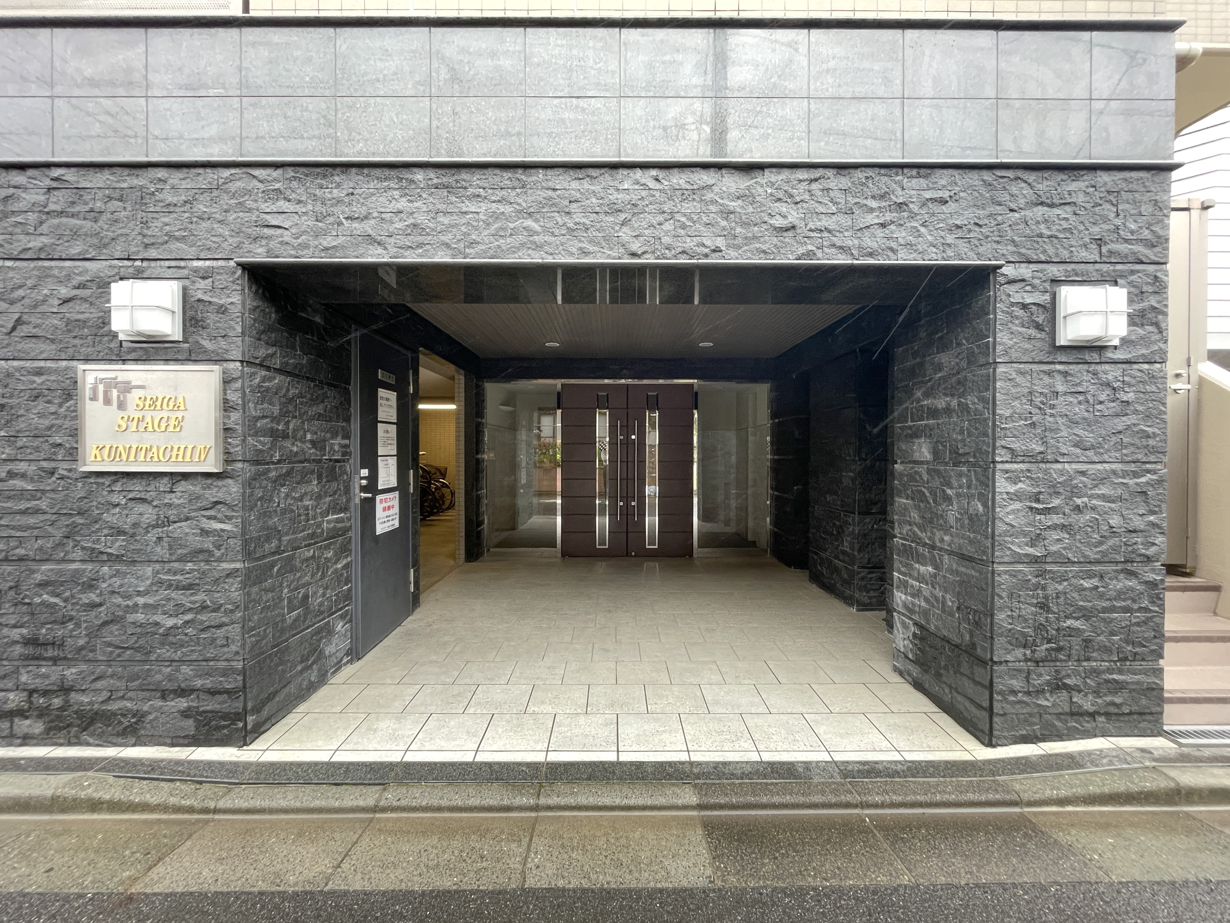 建物の玄関エリアを主体に撮影した外観写真