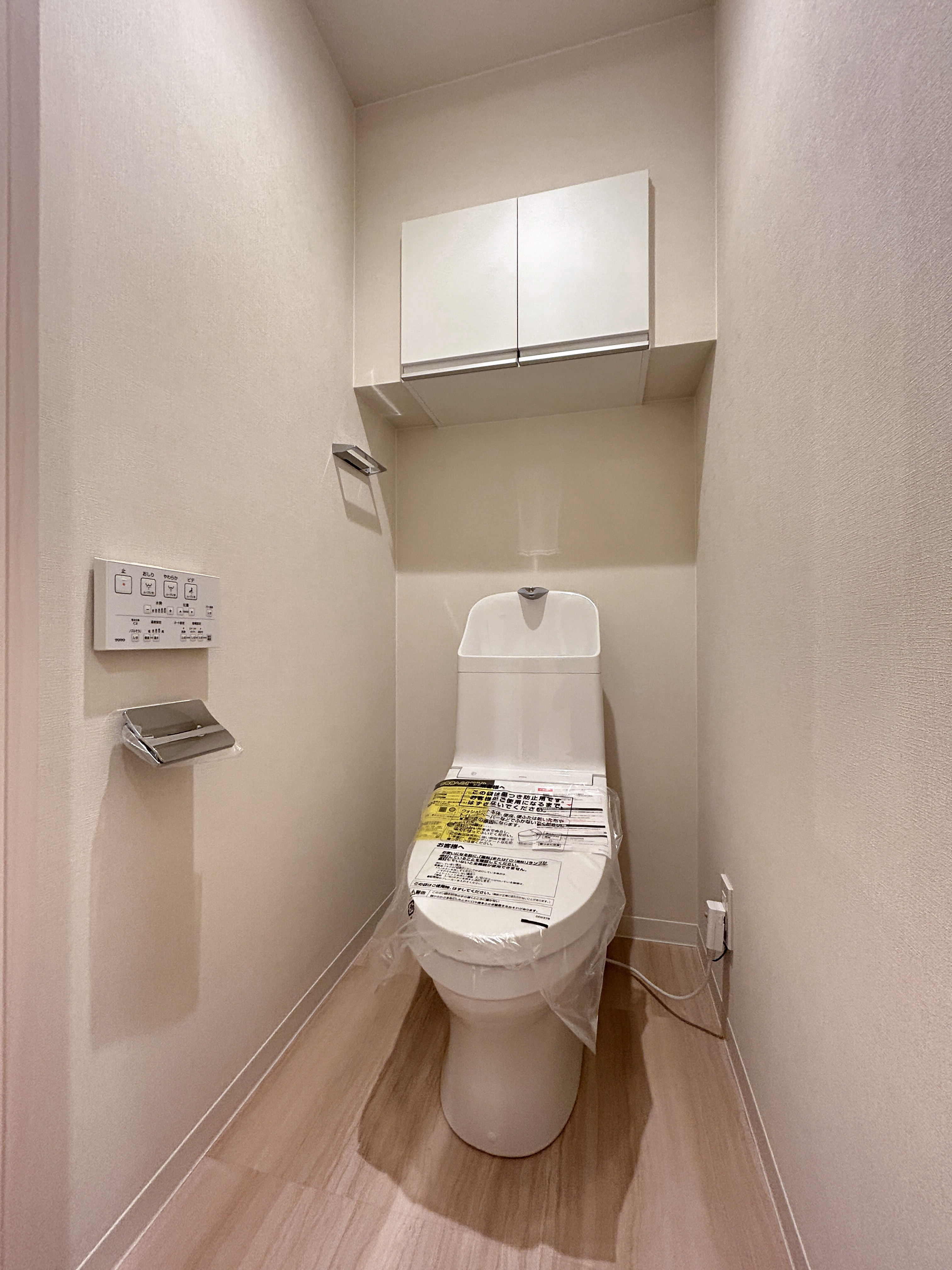 便器が中心に配置されたトイレの室内写真