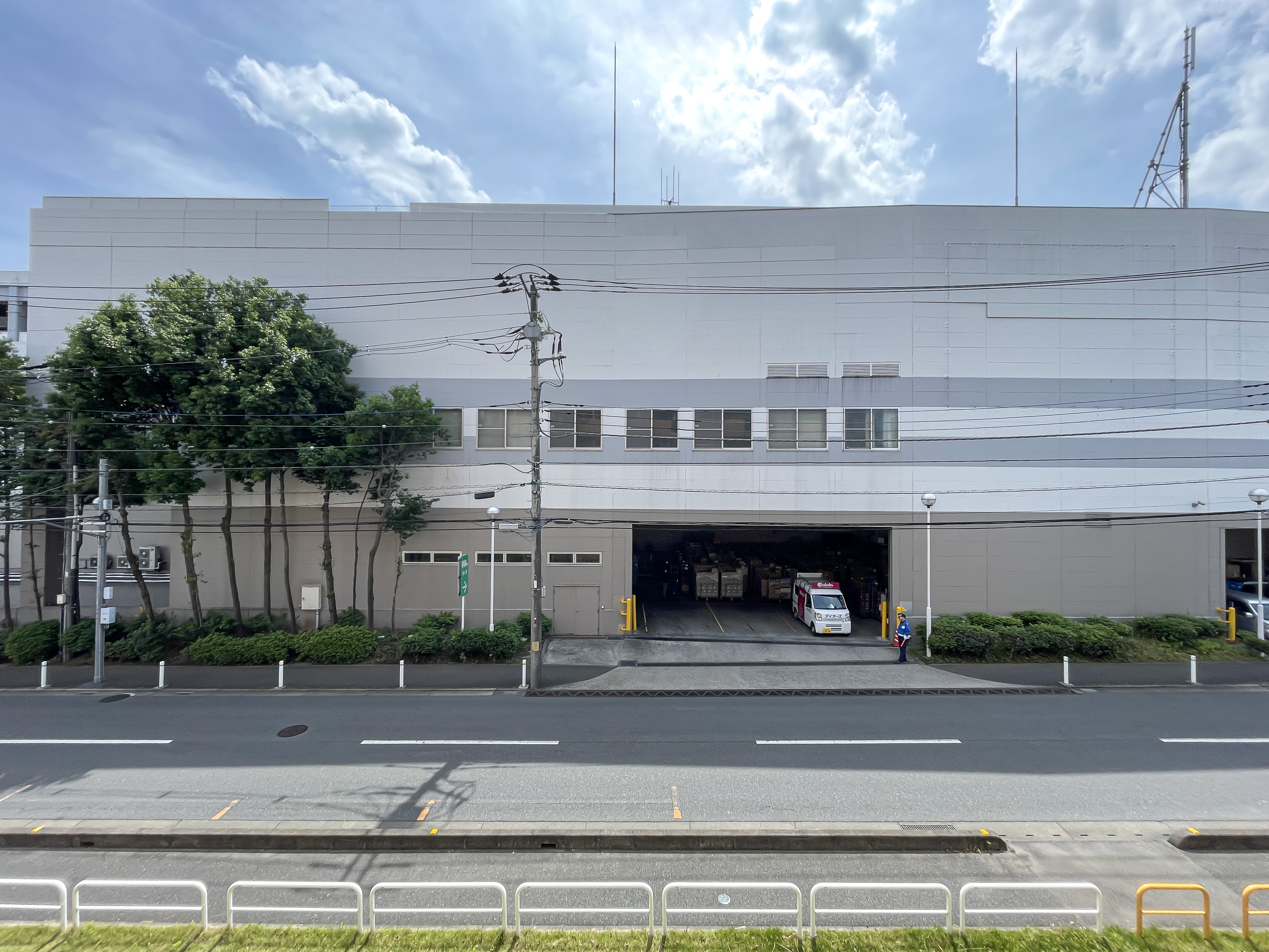 建物の外観全体を捉えた写真
