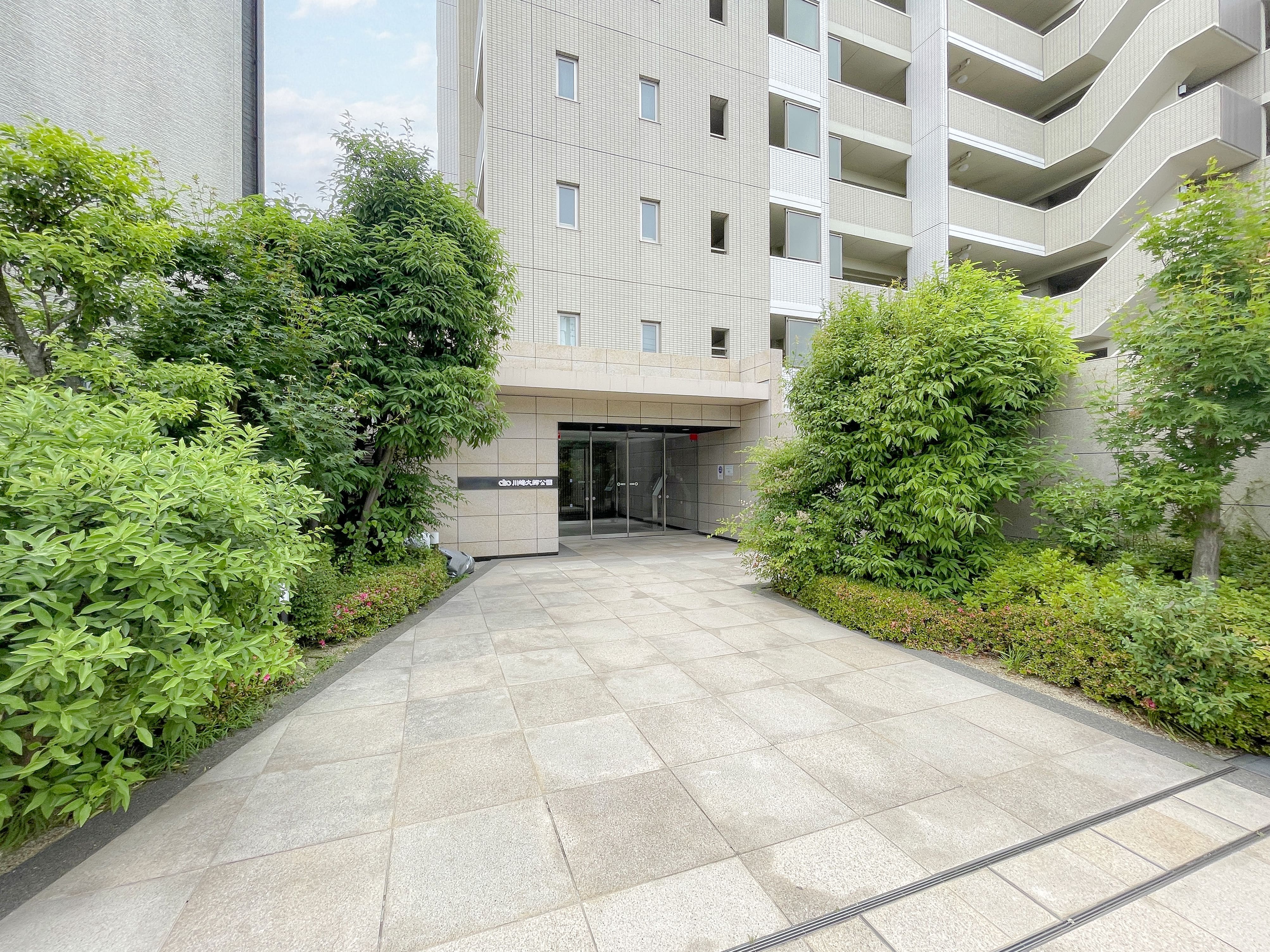 建物の外観とエントランス周辺が主体の撮影