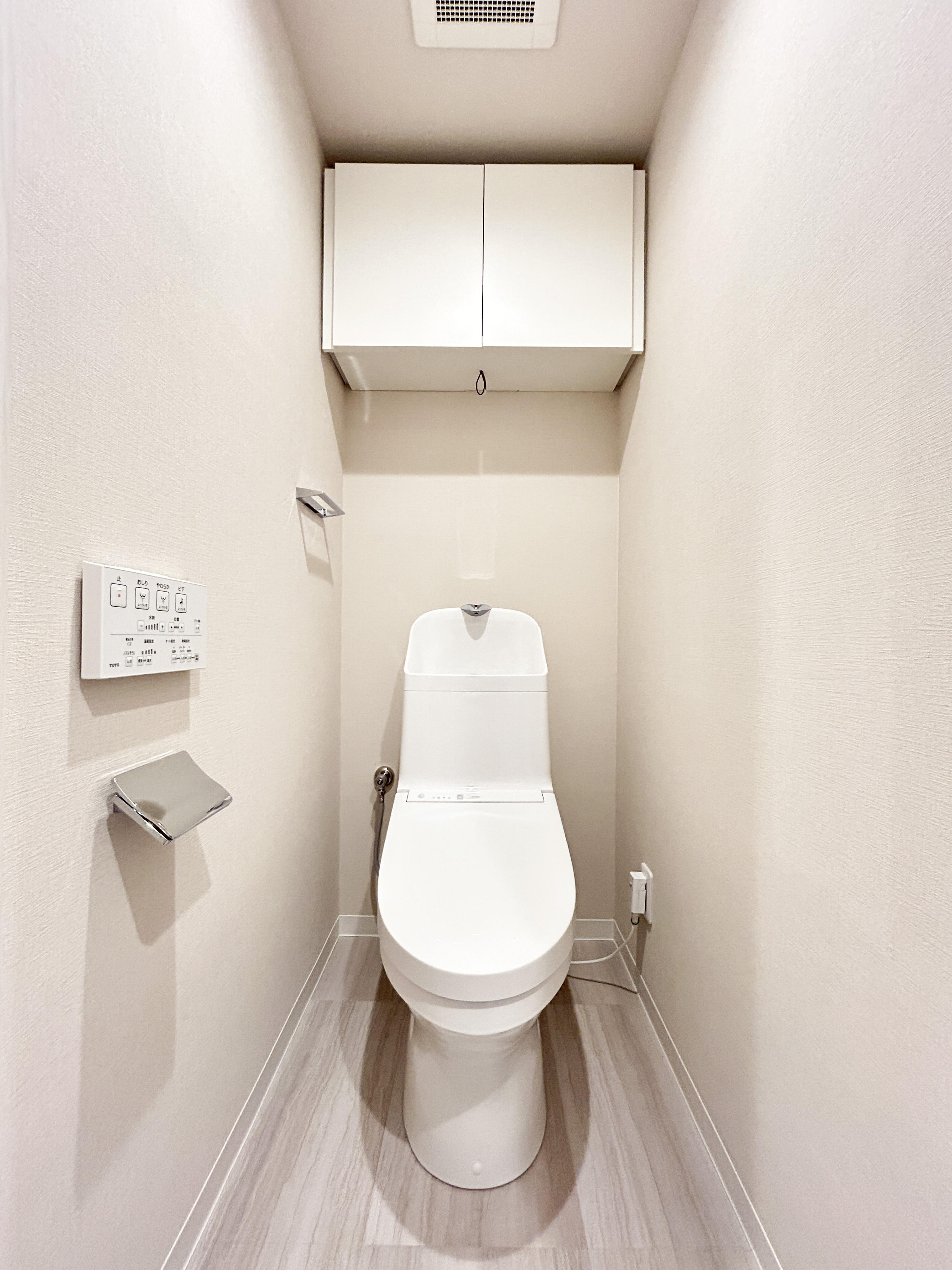 便器と関連設備が主体のトイレ室内写真
