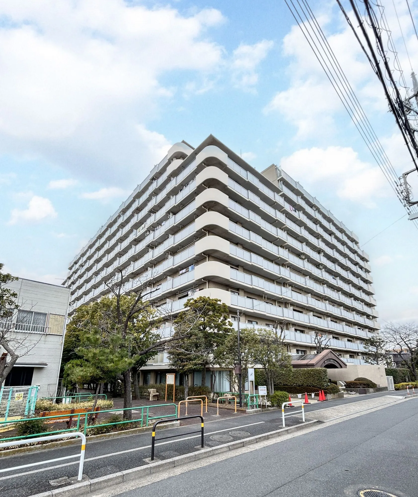 ライオンズプラザ北綾瀬の外観とバルコニー