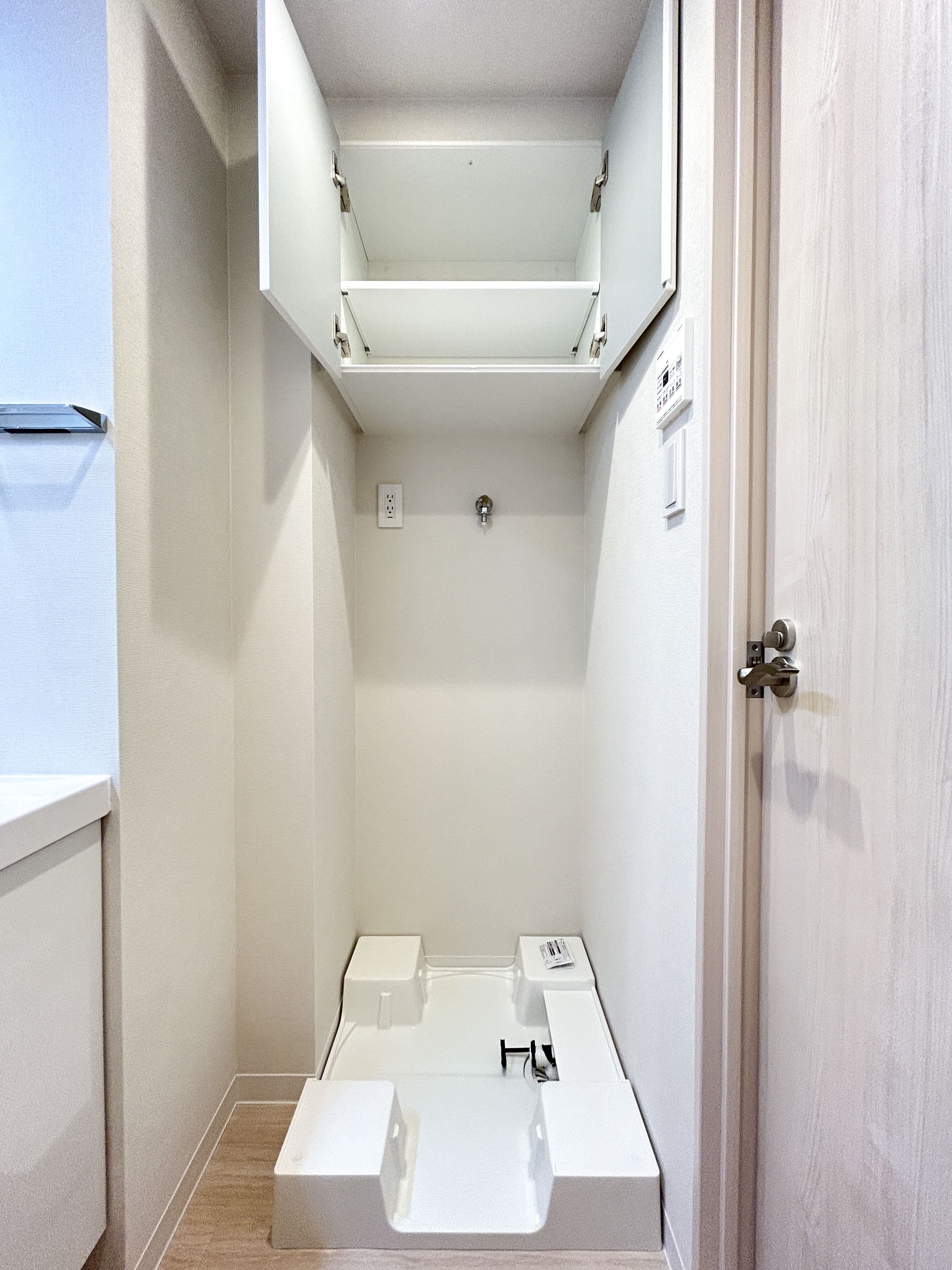 洗面台とトイレが一体となった洗面室の室内写真