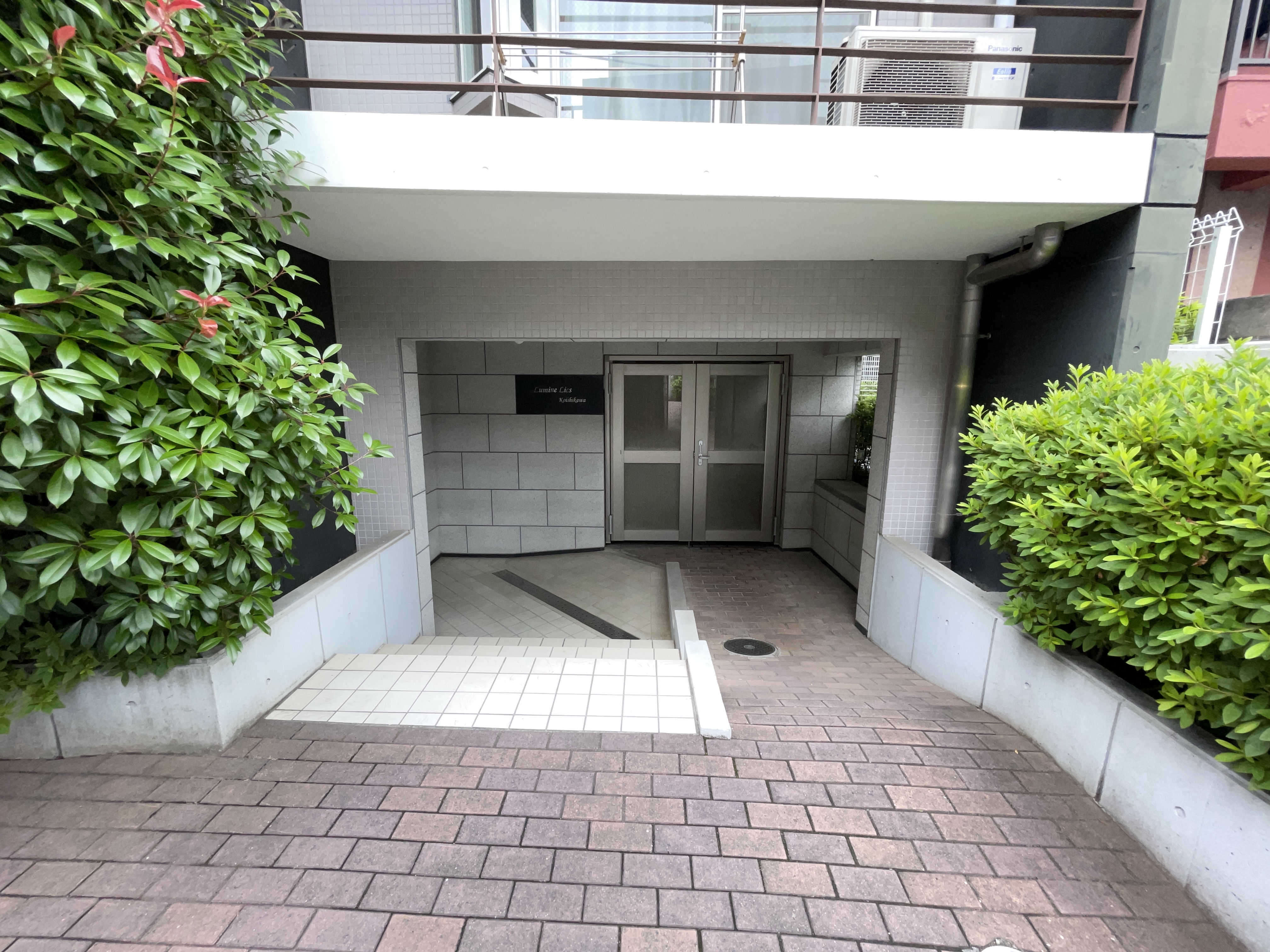 玄関ホールと入り口部分が主体の画像