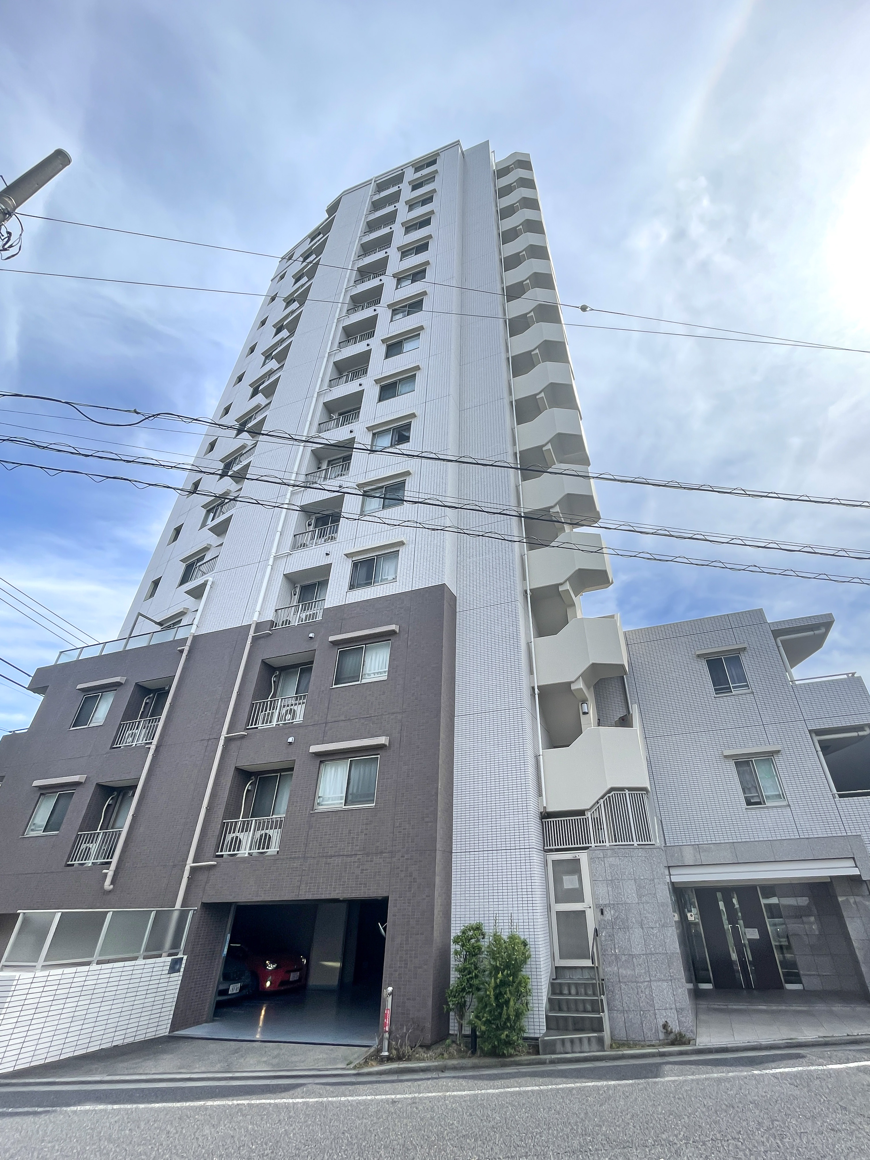 高層マンションの外観を捉えた画像