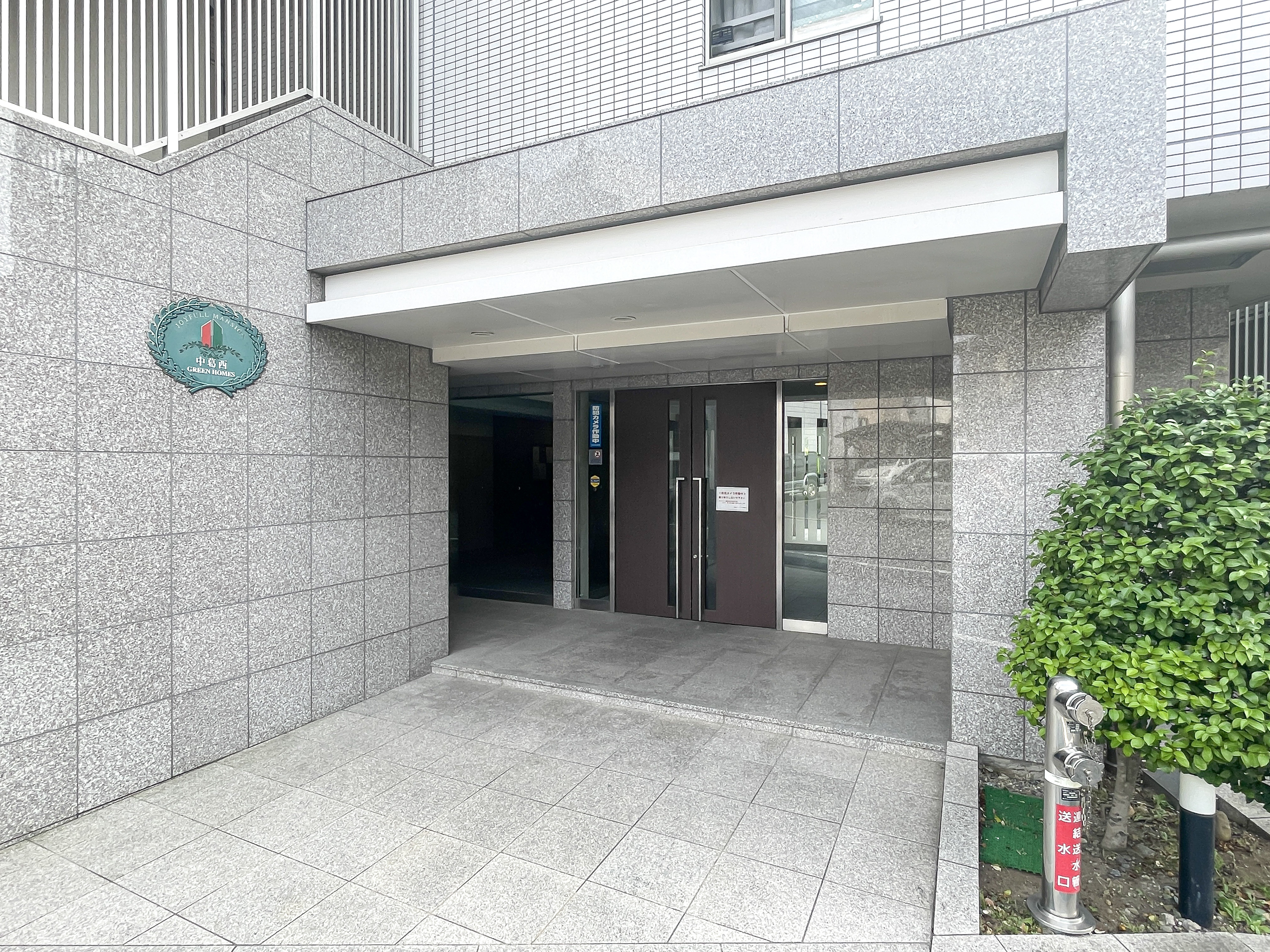 建物の外観が主体のエントランス部分を撮影した画像