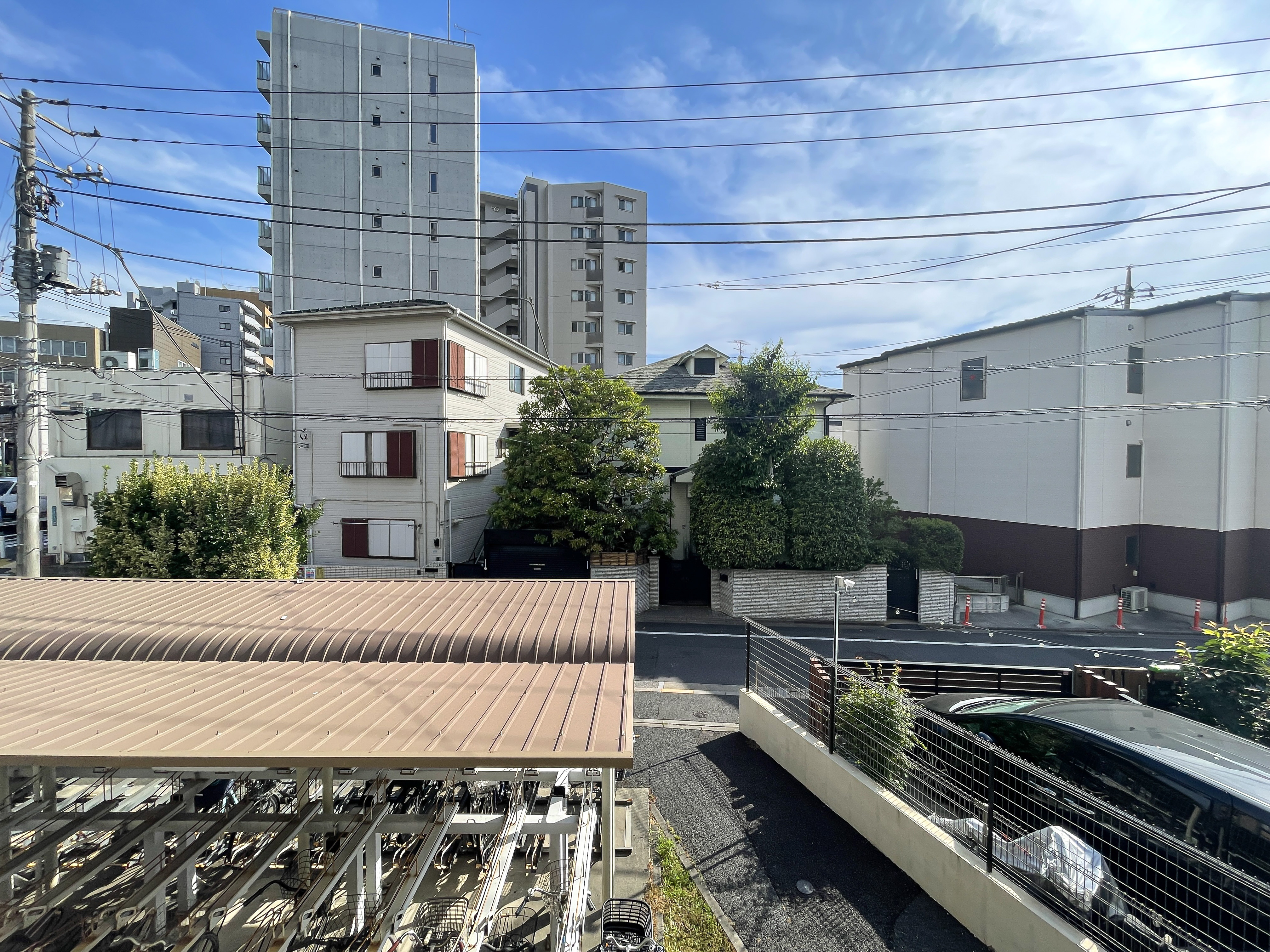 道路、駐車場、周辺の住宅などが写った周辺環境の写真