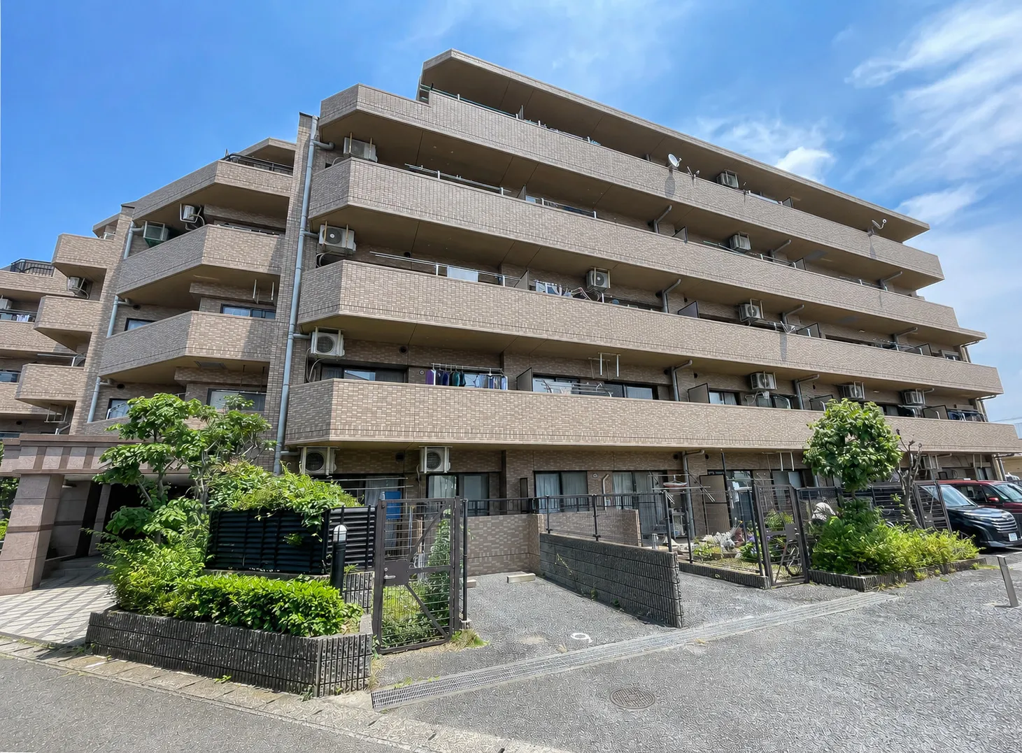 レクセルマンション鶴瀬の外観全体を捉えた画像