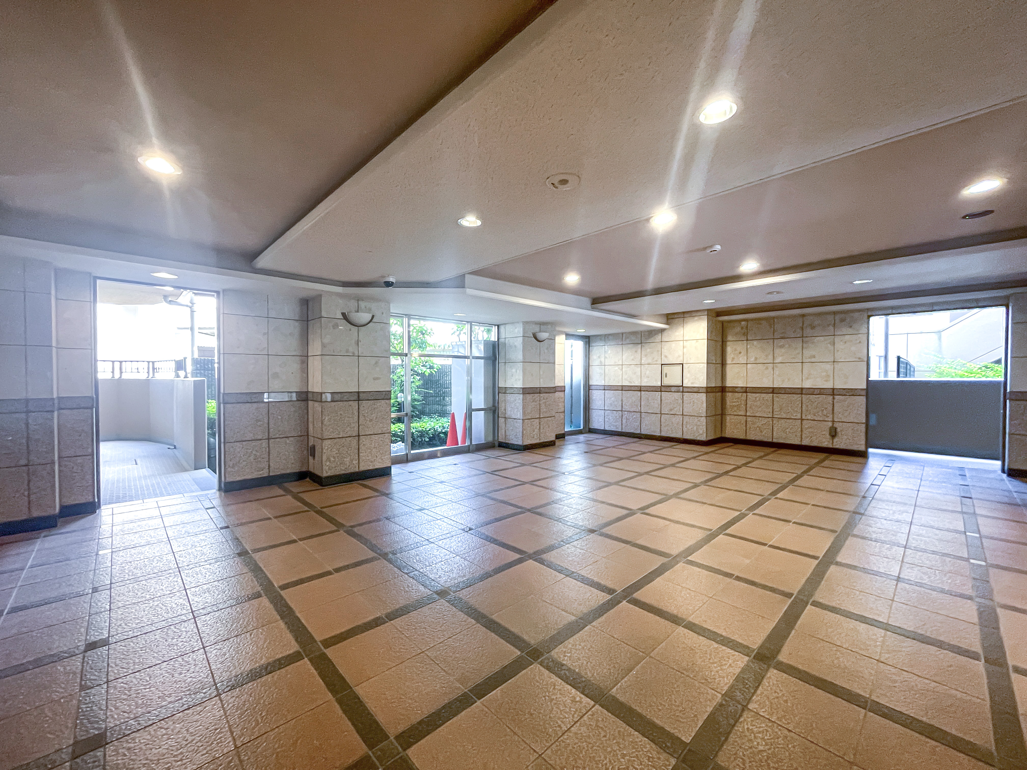 エントランスホールや廊下のような共用部分を撮影した室内写真