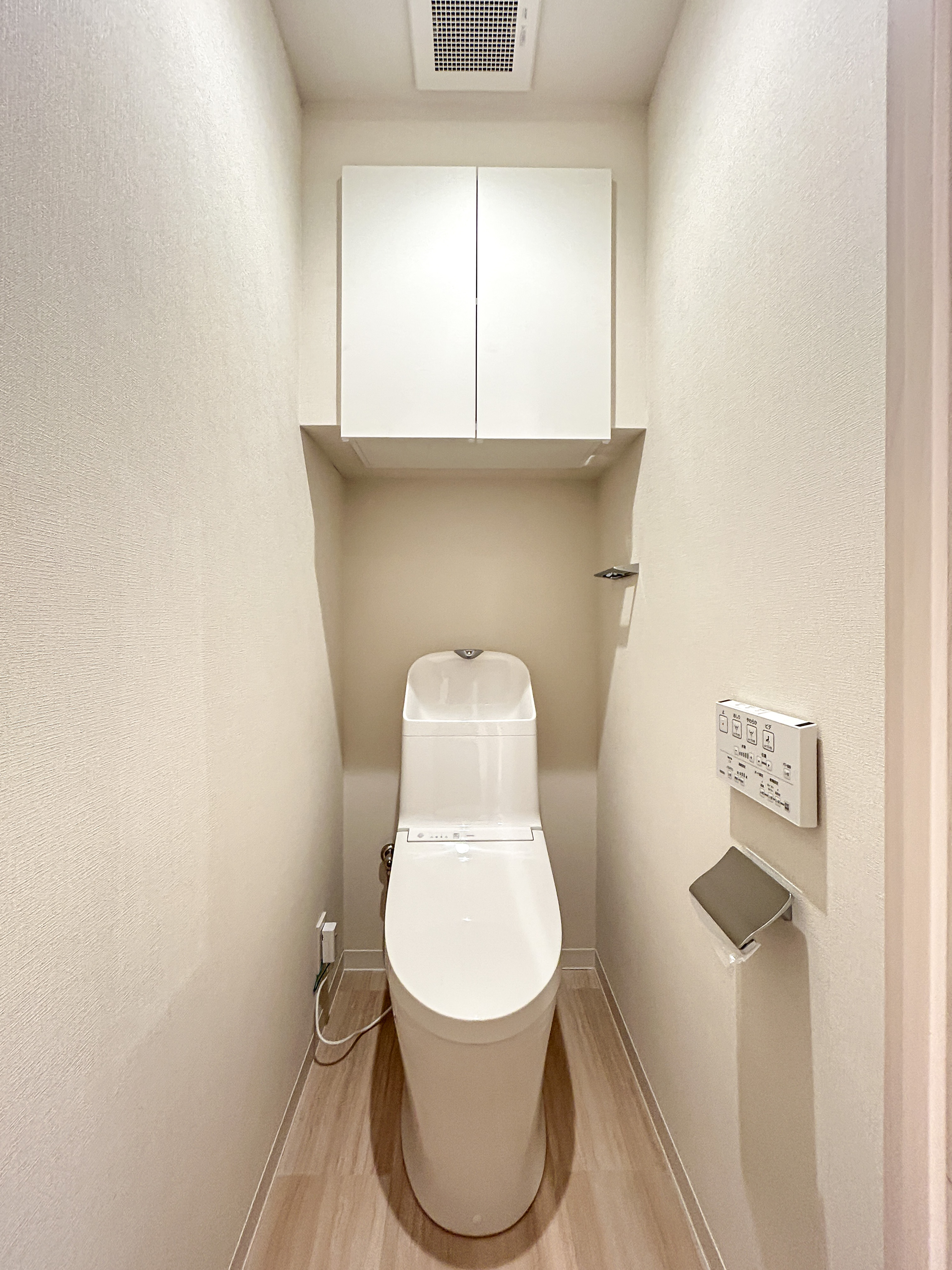 便器が主体のトイレの室内写真