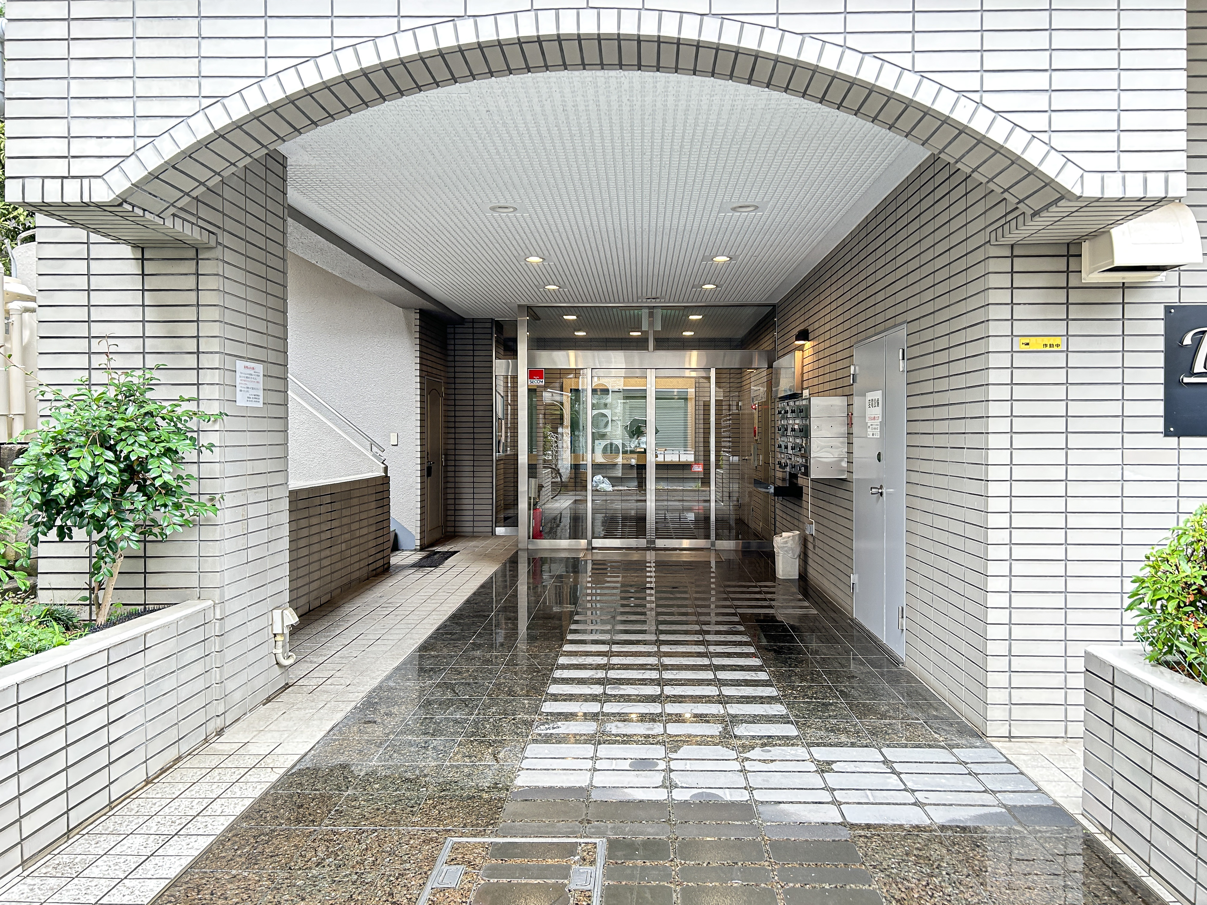 玄関ホールと廊下が主体の入口部分を撮影した画像