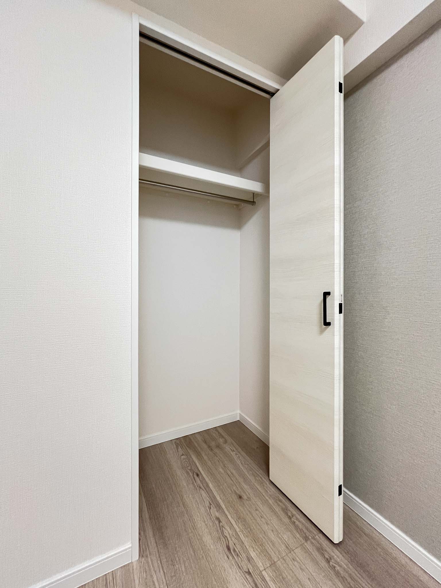 クローゼット内部を撮影した室内写真