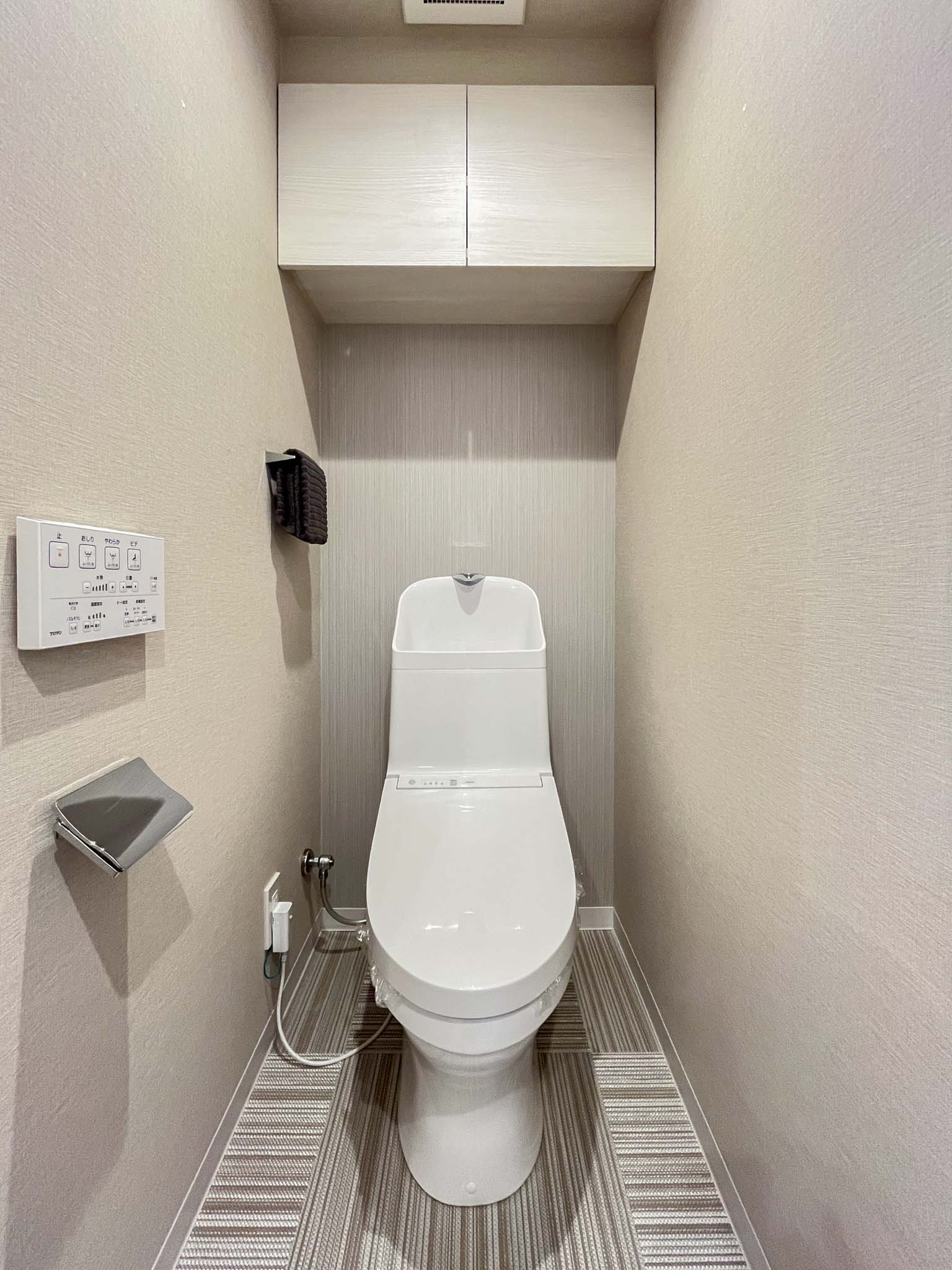 便器が主体のトイレの室内写真