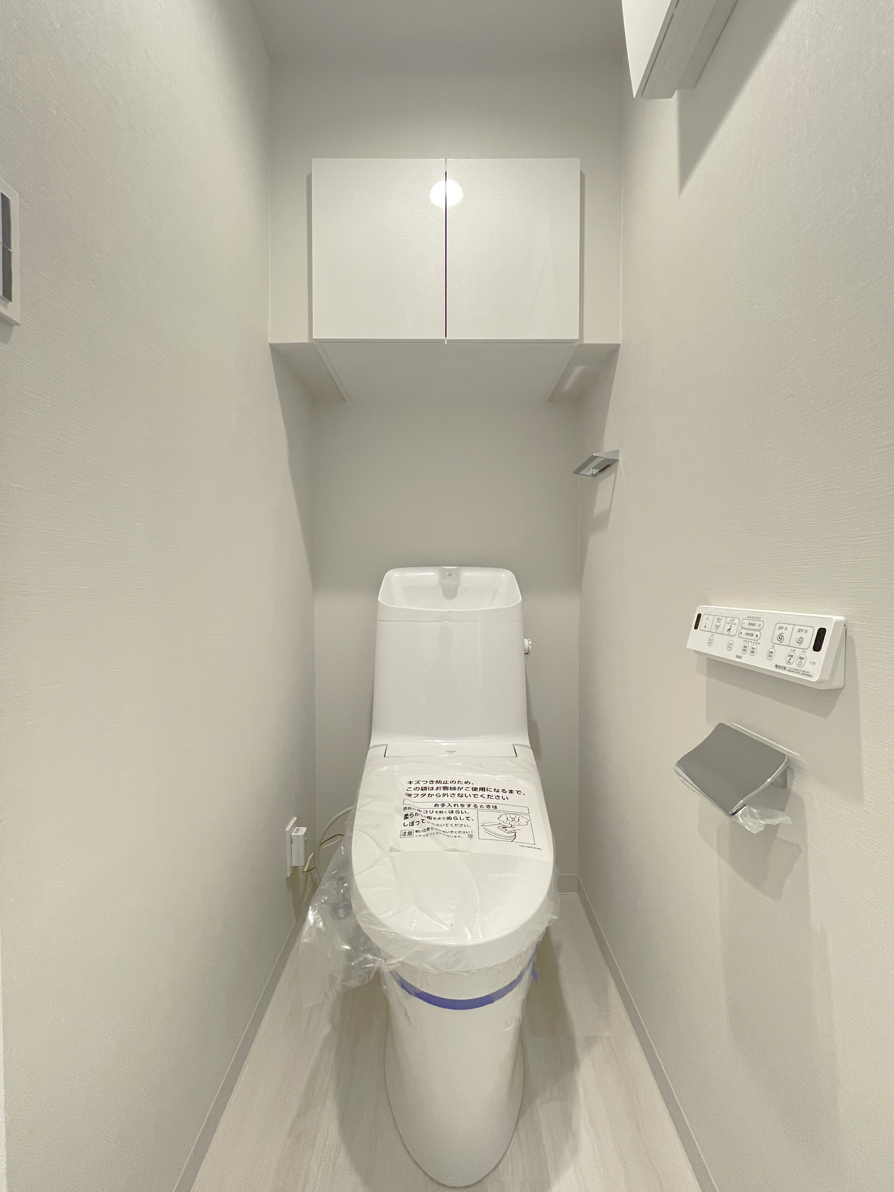 便器と関連設備が主体のトイレ室内写真