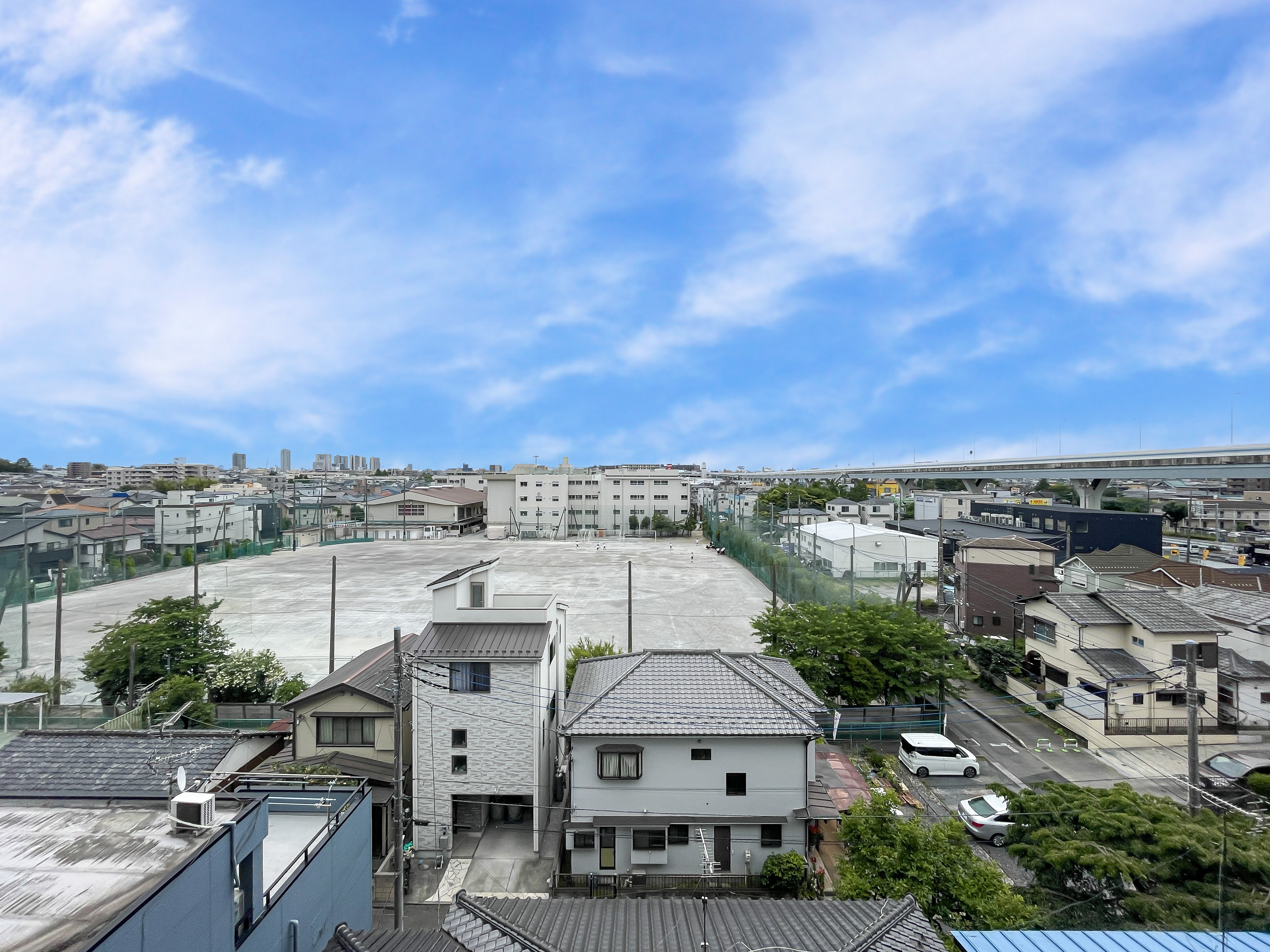 住宅地や道路、空き地を含む周辺環境を捉えた画像