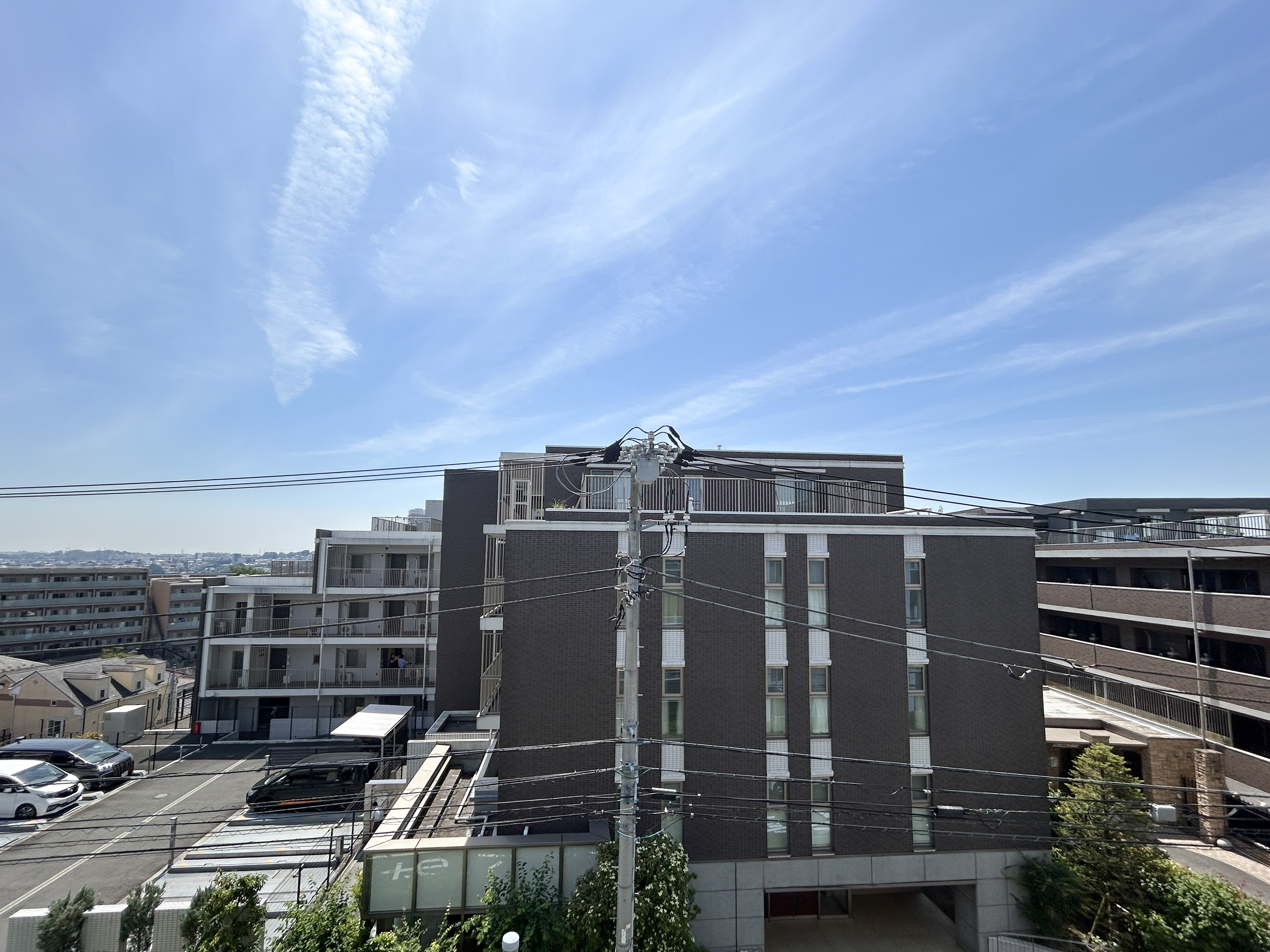 複数の住宅ビルの外観を捉えた画像で、周囲の環境も含めた全体像が中心