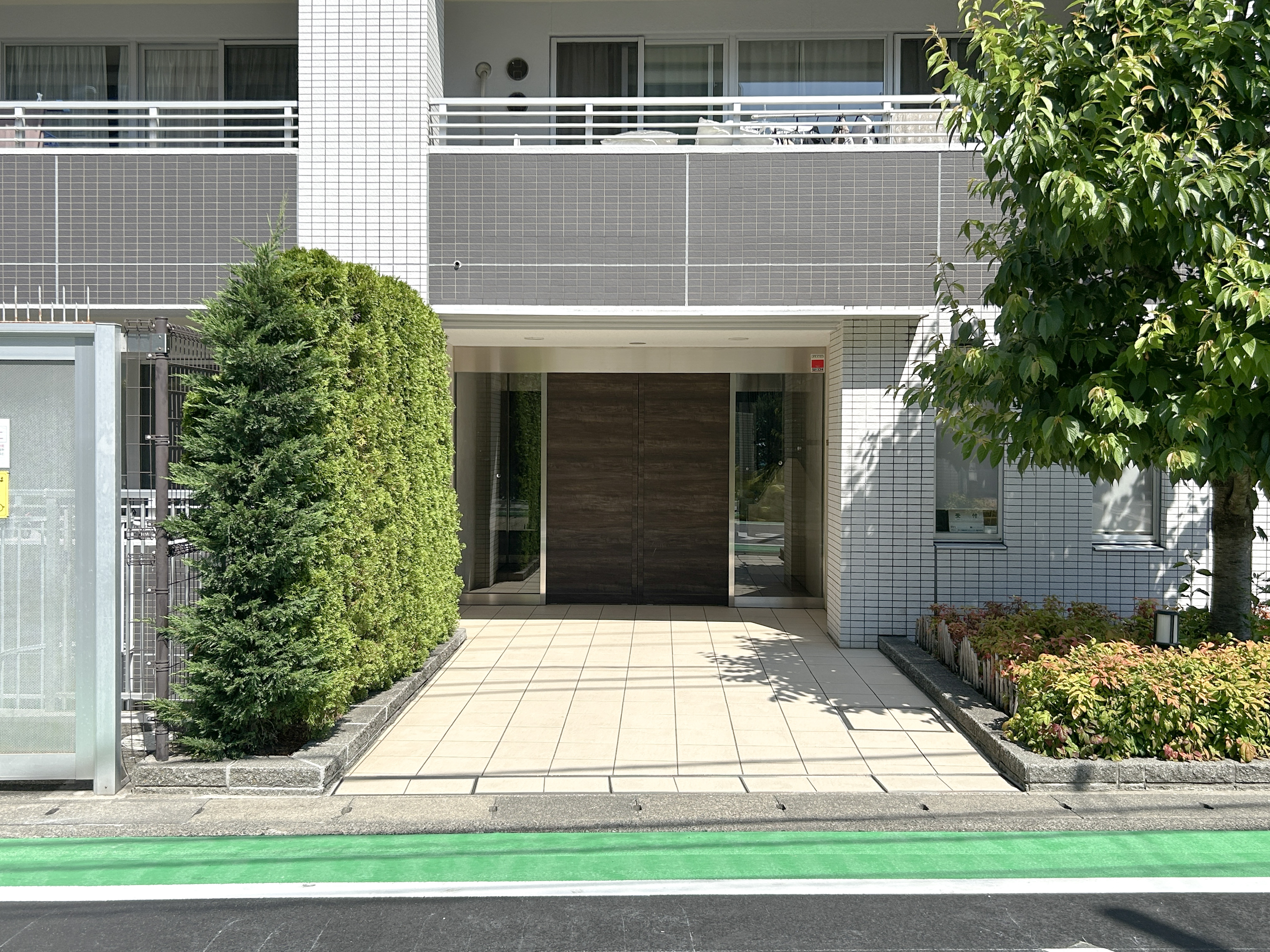 建物の外観全体が主体の画像